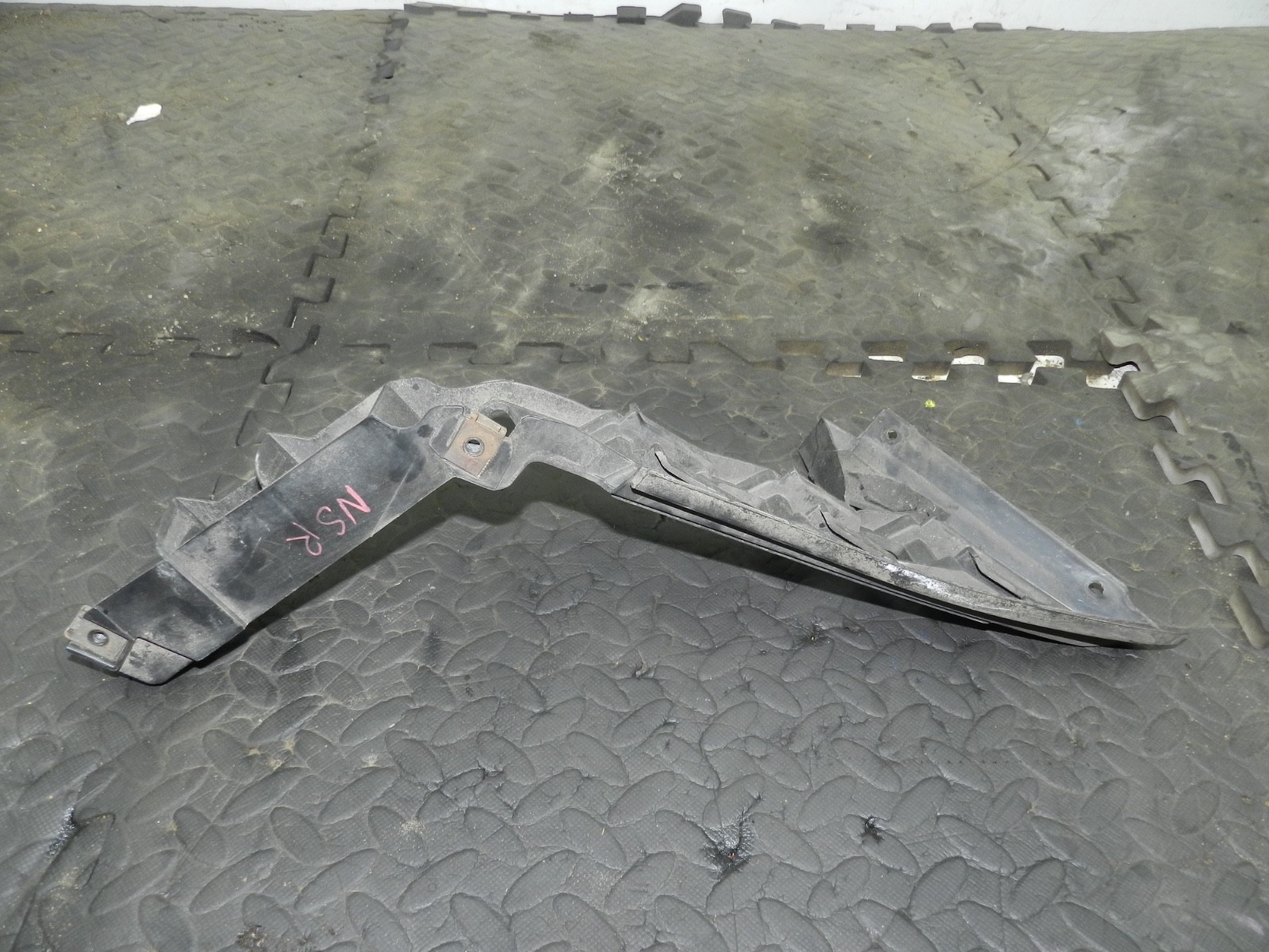 179. 2006 VOLKSWAGEN TOURAN. PASSENGER SIDE REAR BUMPER FRAME MOUNT - Image 2