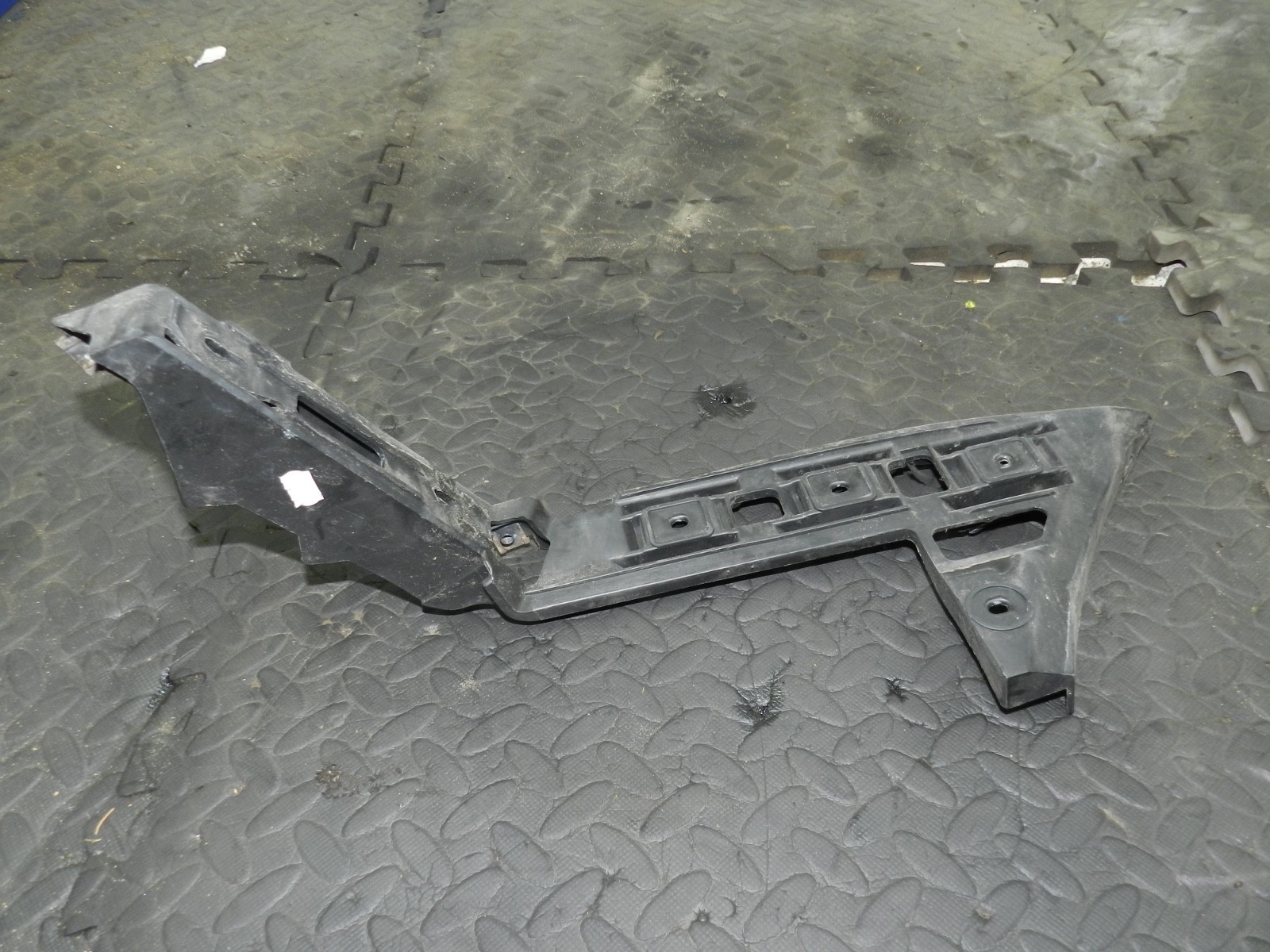 179. 2006 VOLKSWAGEN TOURAN. PASSENGER SIDE REAR BUMPER FRAME MOUNT - Image 3