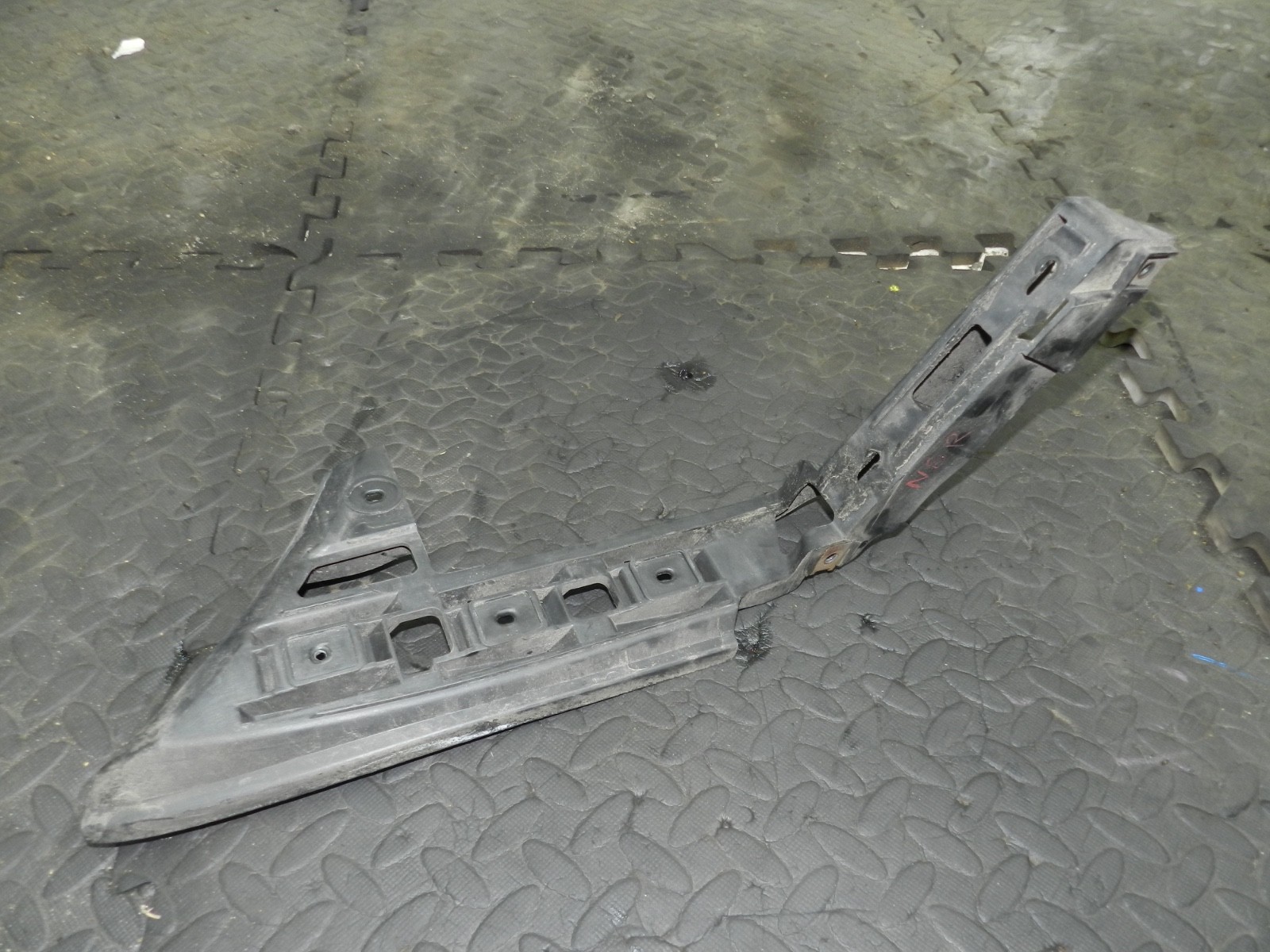 179. 2006 VOLKSWAGEN TOURAN. PASSENGER SIDE REAR BUMPER FRAME MOUNT - Image 4