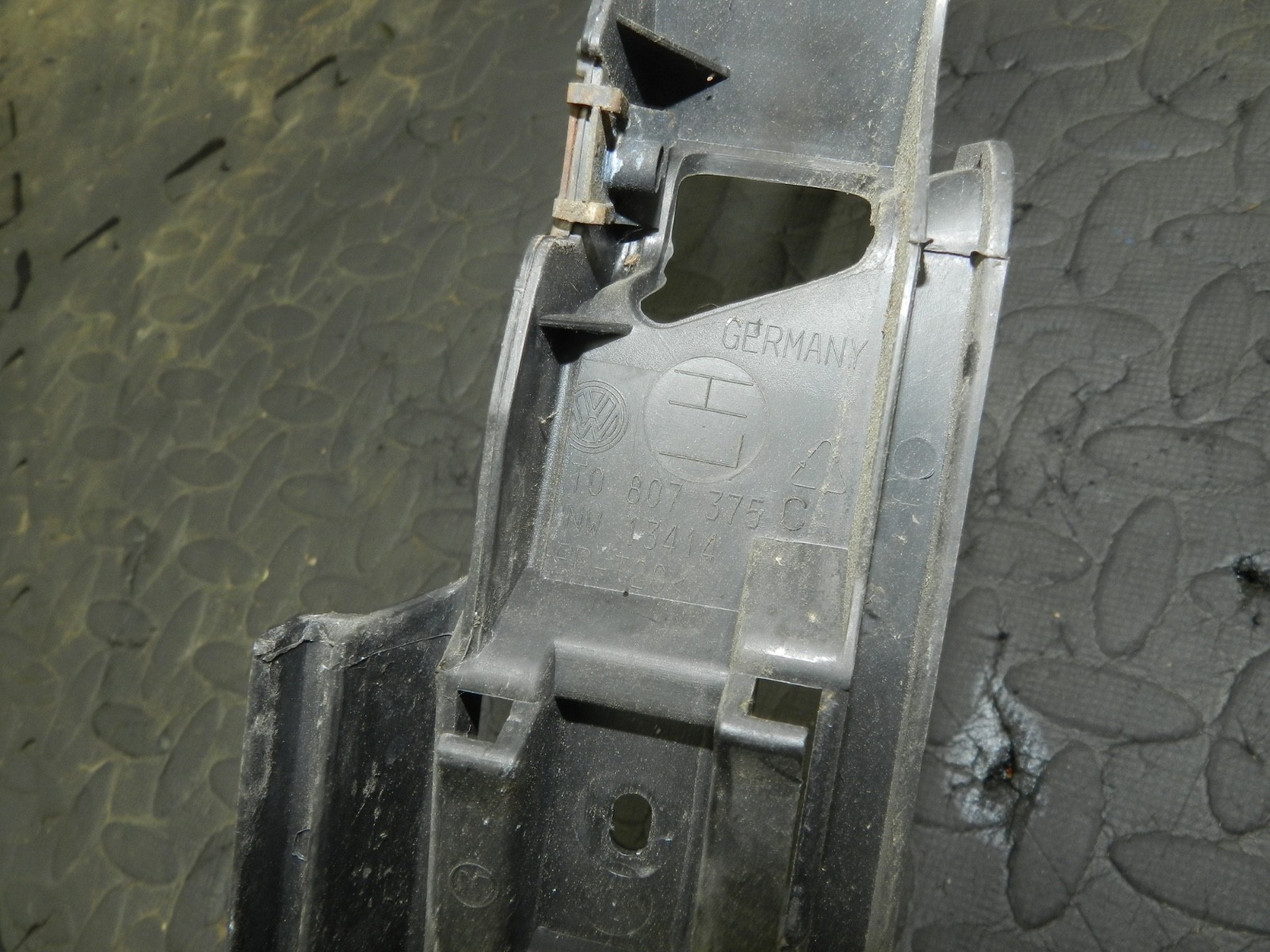 179. 2006 VOLKSWAGEN TOURAN. PASSENGER SIDE REAR BUMPER FRAME MOUNT - Image 5