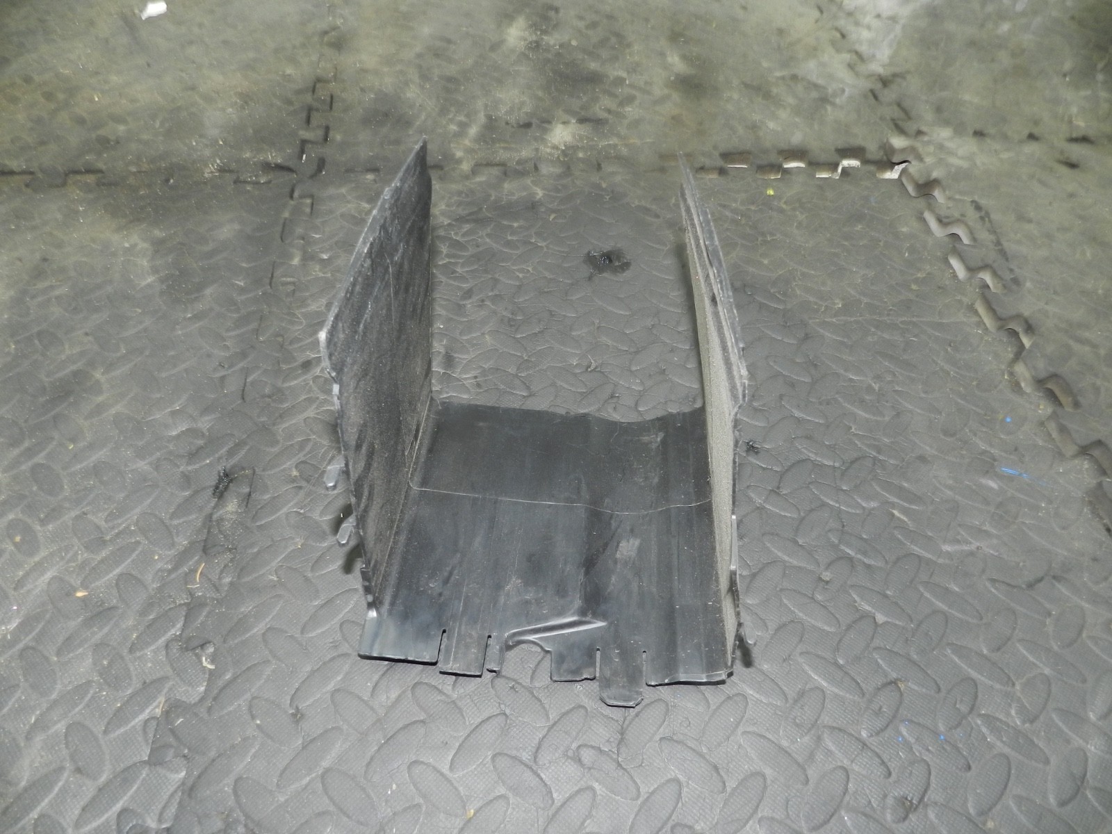 179. 2006 VOLKSWAGEN TOURAN. BATTERY SURROUND