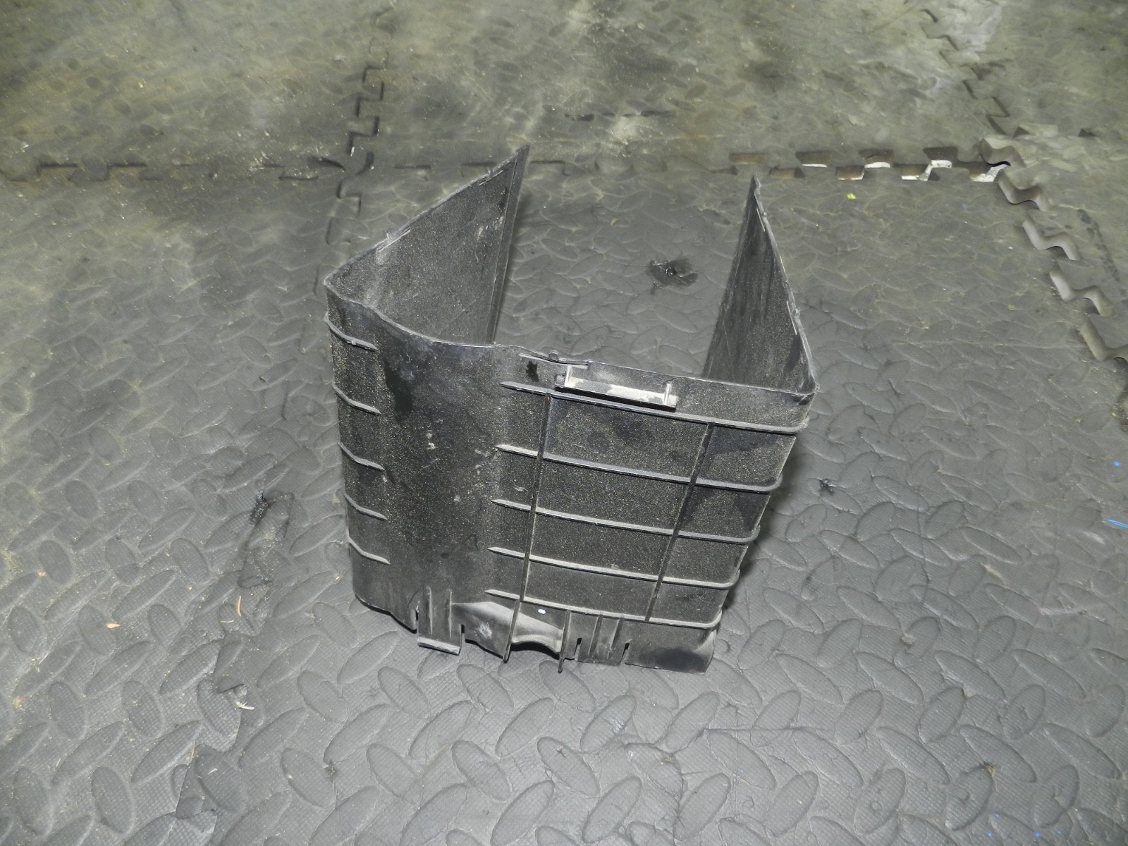 179. 2006 VOLKSWAGEN TOURAN. BATTERY SURROUND - Image 6