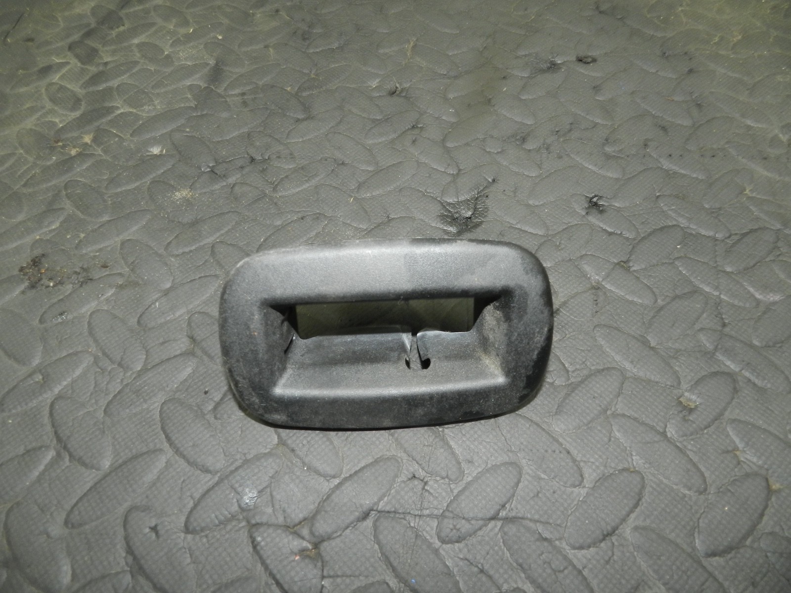 REA179. 2006 VOLKSWAGEN TOURAN. REAR SEAT MOUNT FRAME