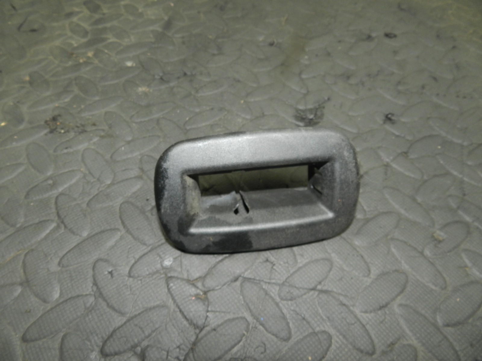 REA179. 2006 VOLKSWAGEN TOURAN. REAR SEAT MOUNT FRAME - Image 2