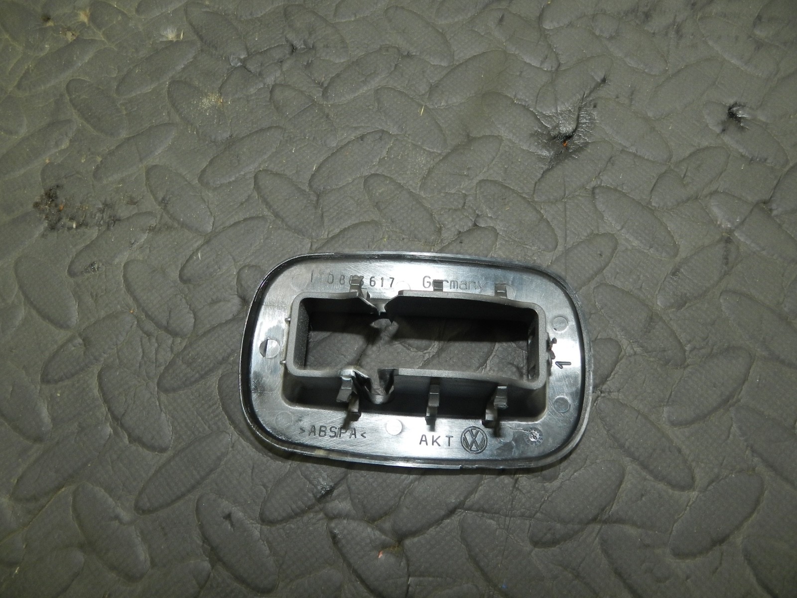 REA179. 2006 VOLKSWAGEN TOURAN. REAR SEAT MOUNT FRAME - Image 3