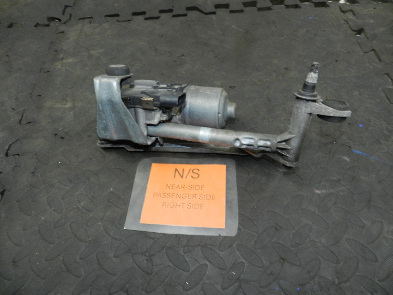 179. 2006 VOLKSWAGEN TOURAN. PASSENGER SIDE WIPER MOTOR