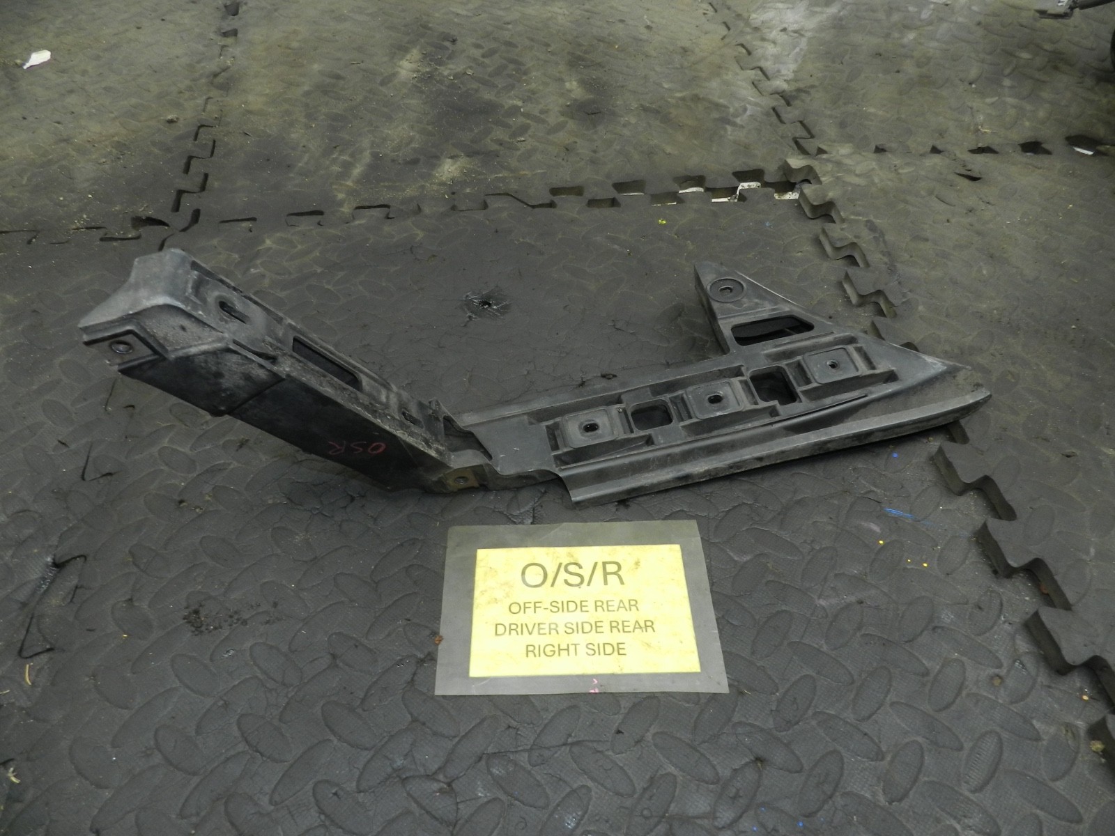 179. 2006 VOLKSWAGEN TOURAN. DRIVER SIDE REAR BUMPER FRAME MOUNT