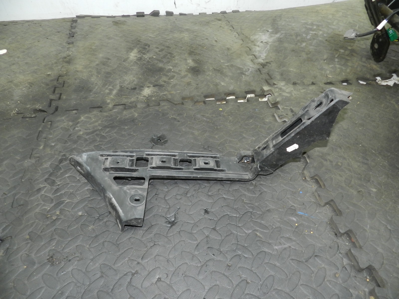 179. 2006 VOLKSWAGEN TOURAN. DRIVER SIDE REAR BUMPER FRAME MOUNT - Image 2