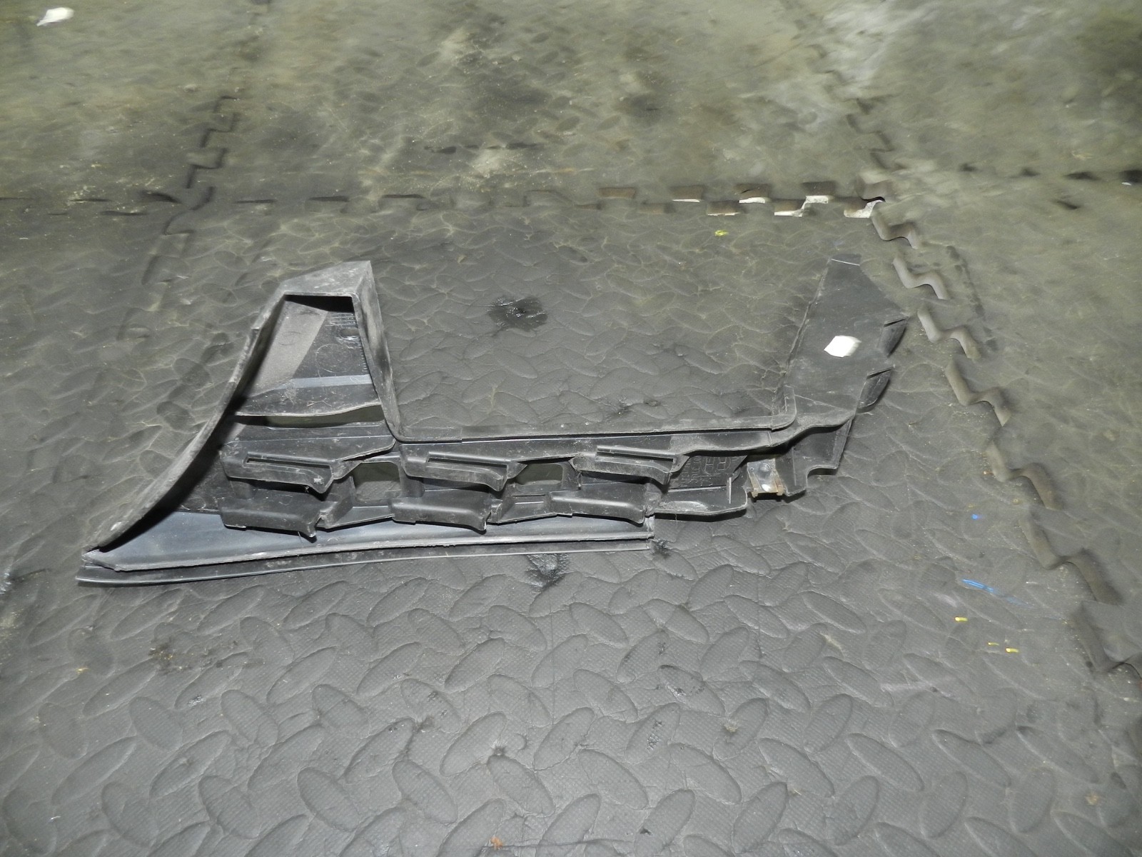 179. 2006 VOLKSWAGEN TOURAN. DRIVER SIDE REAR BUMPER FRAME MOUNT - Image 3
