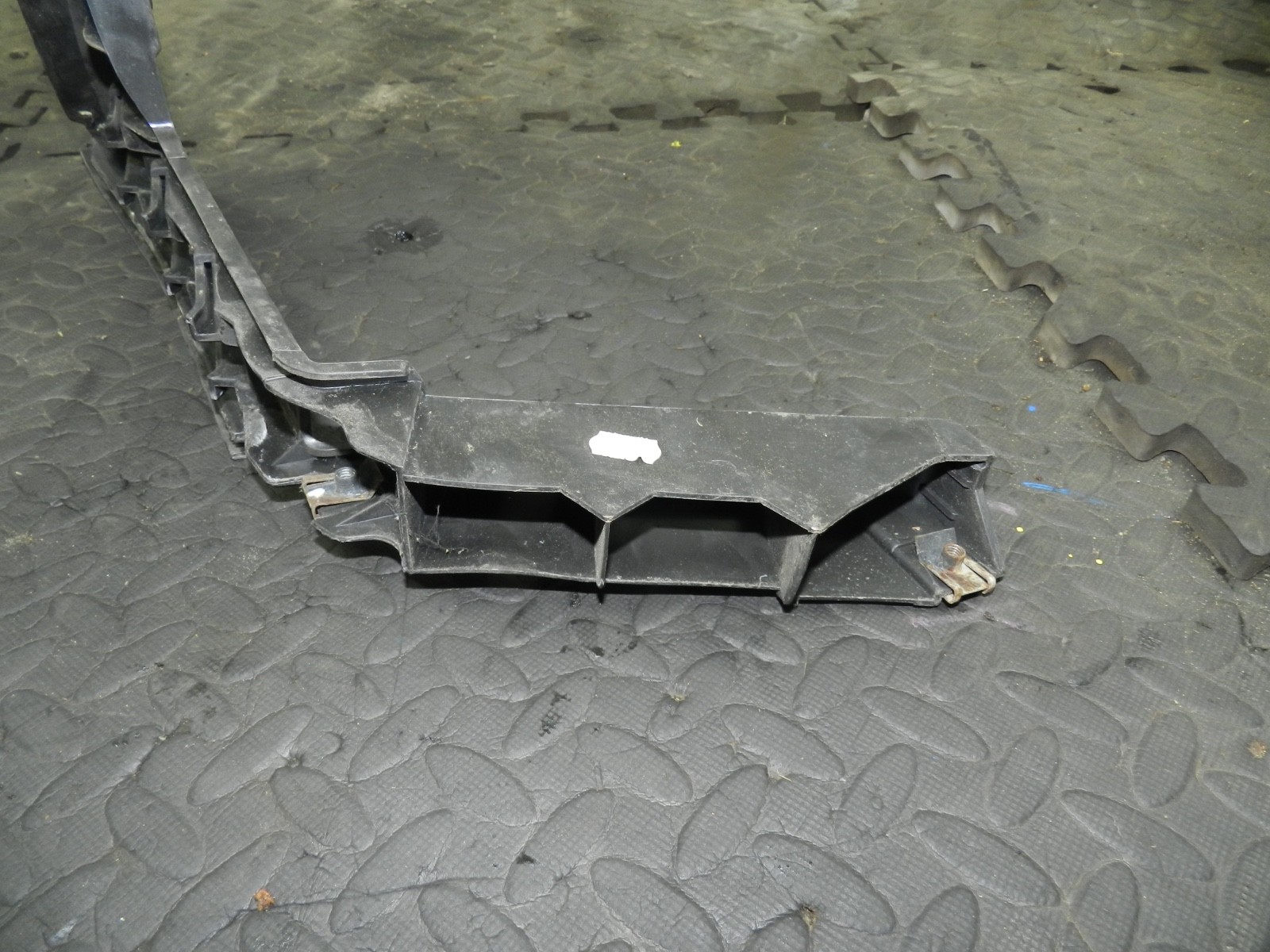 179. 2006 VOLKSWAGEN TOURAN. DRIVER SIDE REAR BUMPER FRAME MOUNT - Image 4