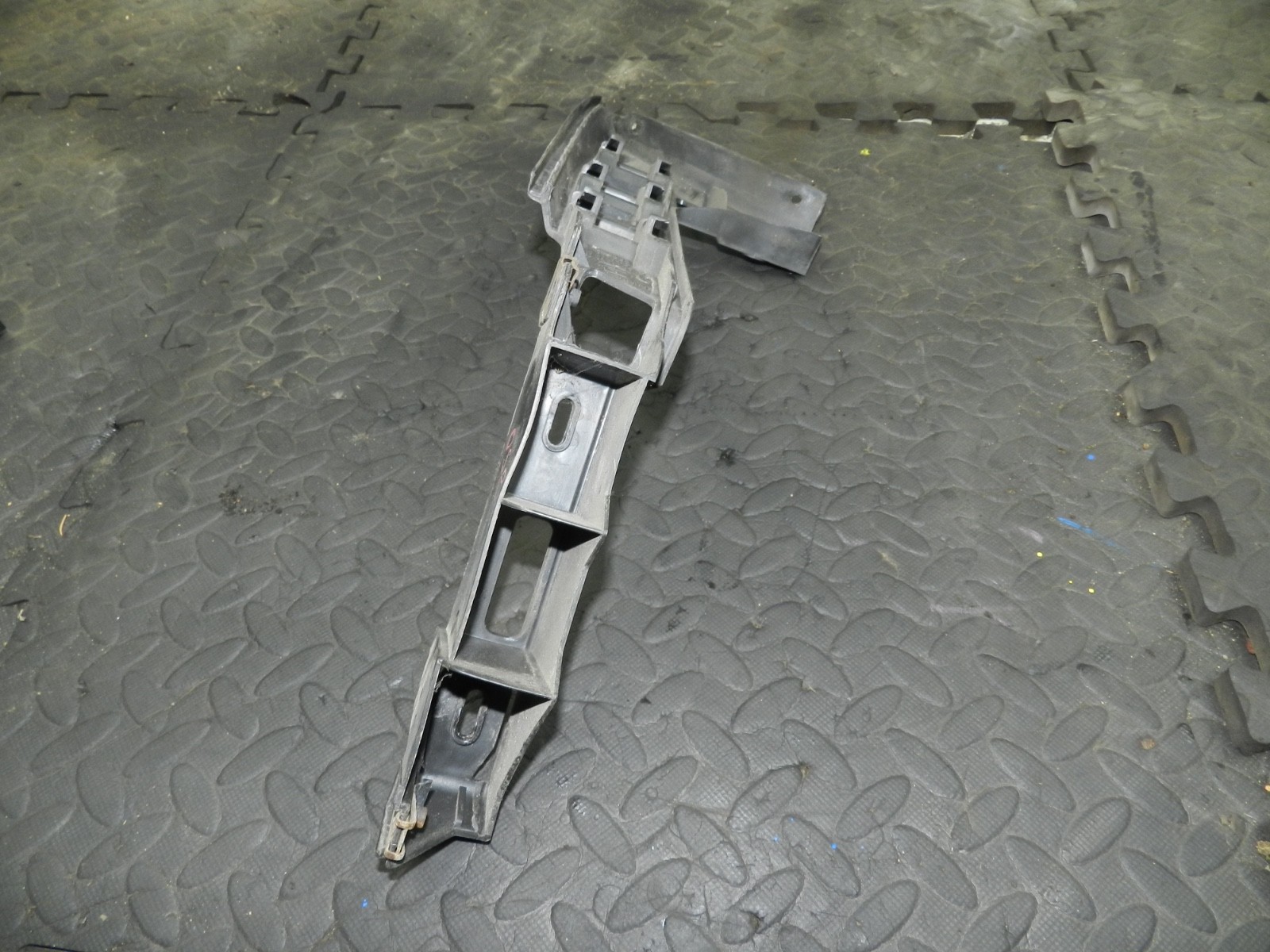 179. 2006 VOLKSWAGEN TOURAN. DRIVER SIDE REAR BUMPER FRAME MOUNT - Image 5