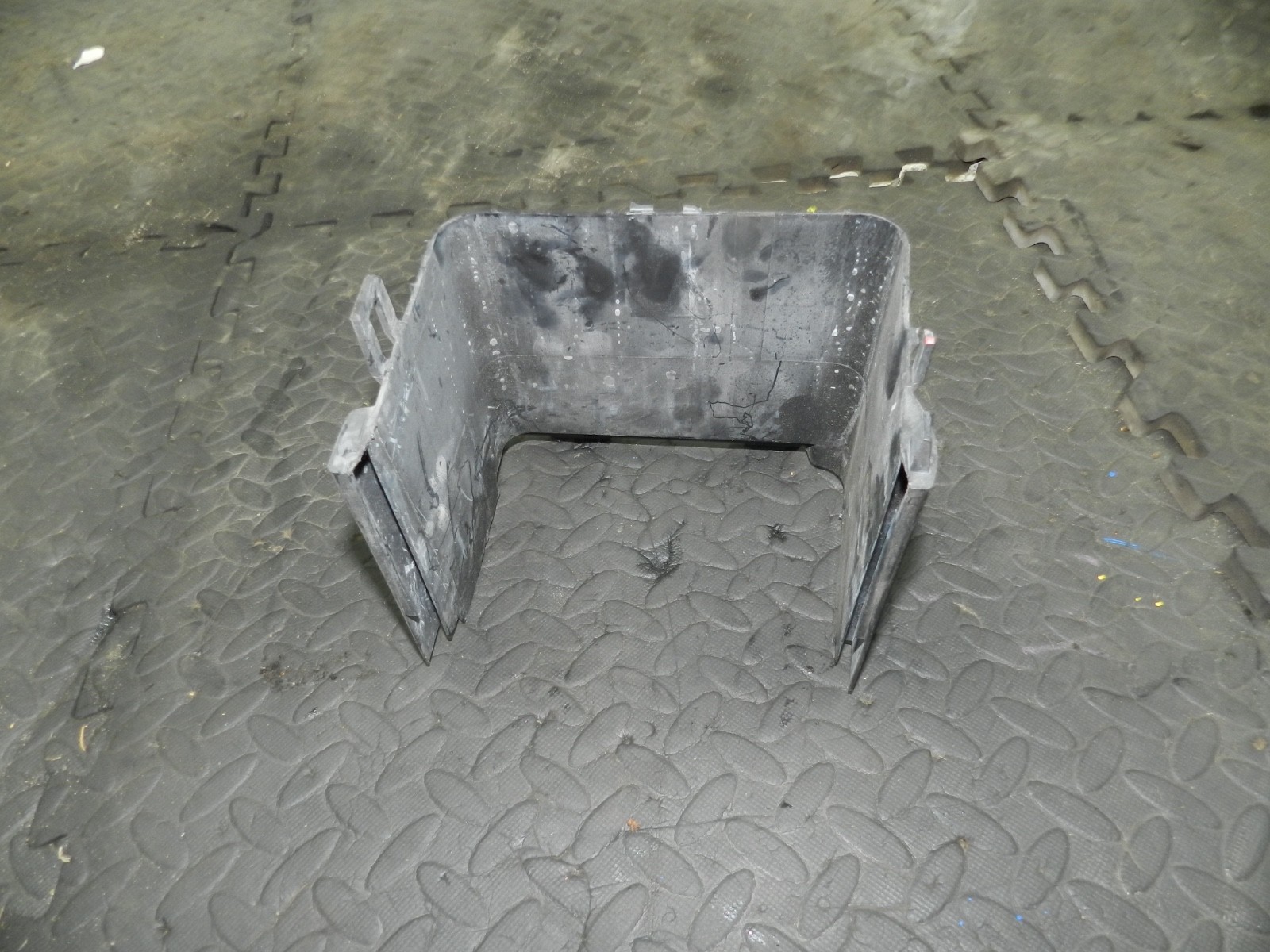 179. 2006 VOLKSWAGEN TOURAN. BATTERY SIURROUND