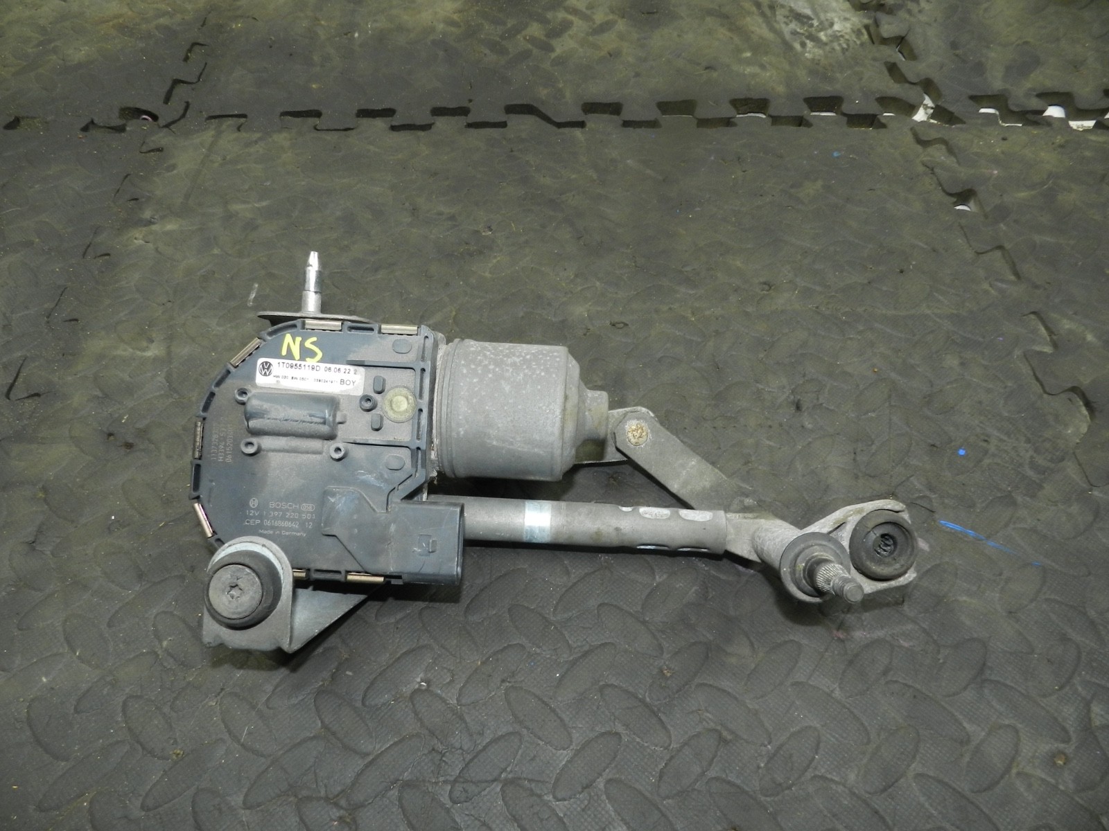 179. 2006 VOLKSWAGEN TOURAN. PASSENGER SIDE WIPER MOTOR - Image 2