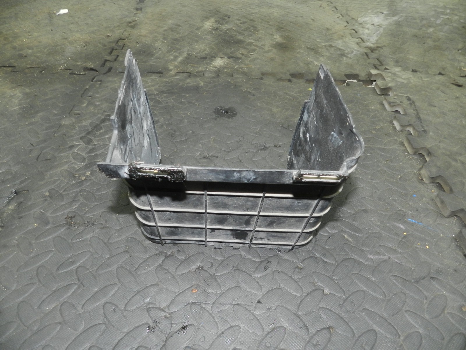 179. 2006 VOLKSWAGEN TOURAN. BATTERY SIURROUND - Image 5