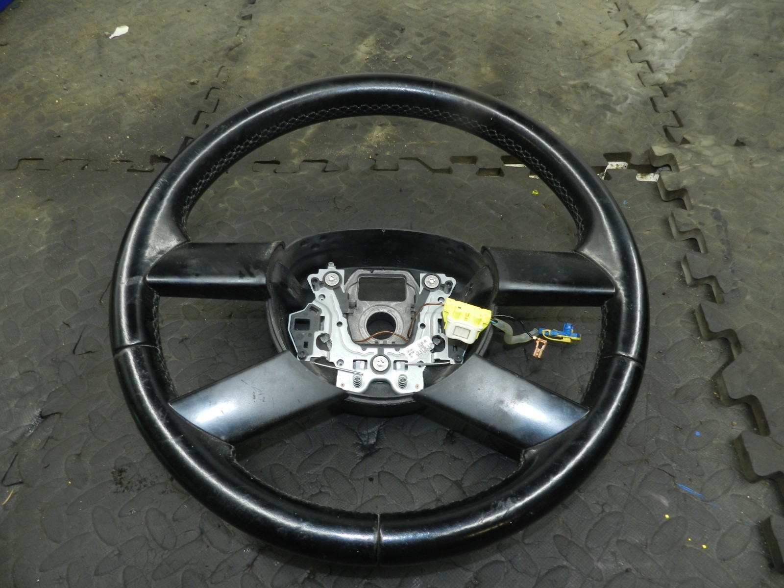 179. 2006 VOLKSWAGEN TOURAN. STEERING WHEEL