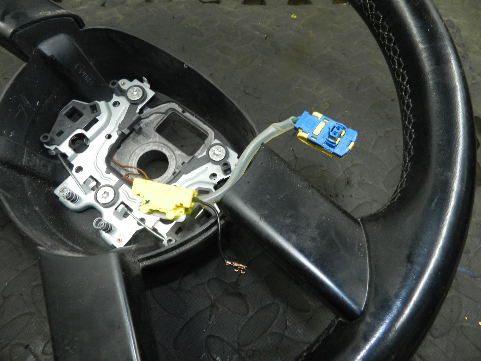 179. 2006 VOLKSWAGEN TOURAN. STEERING WHEEL - Image 2