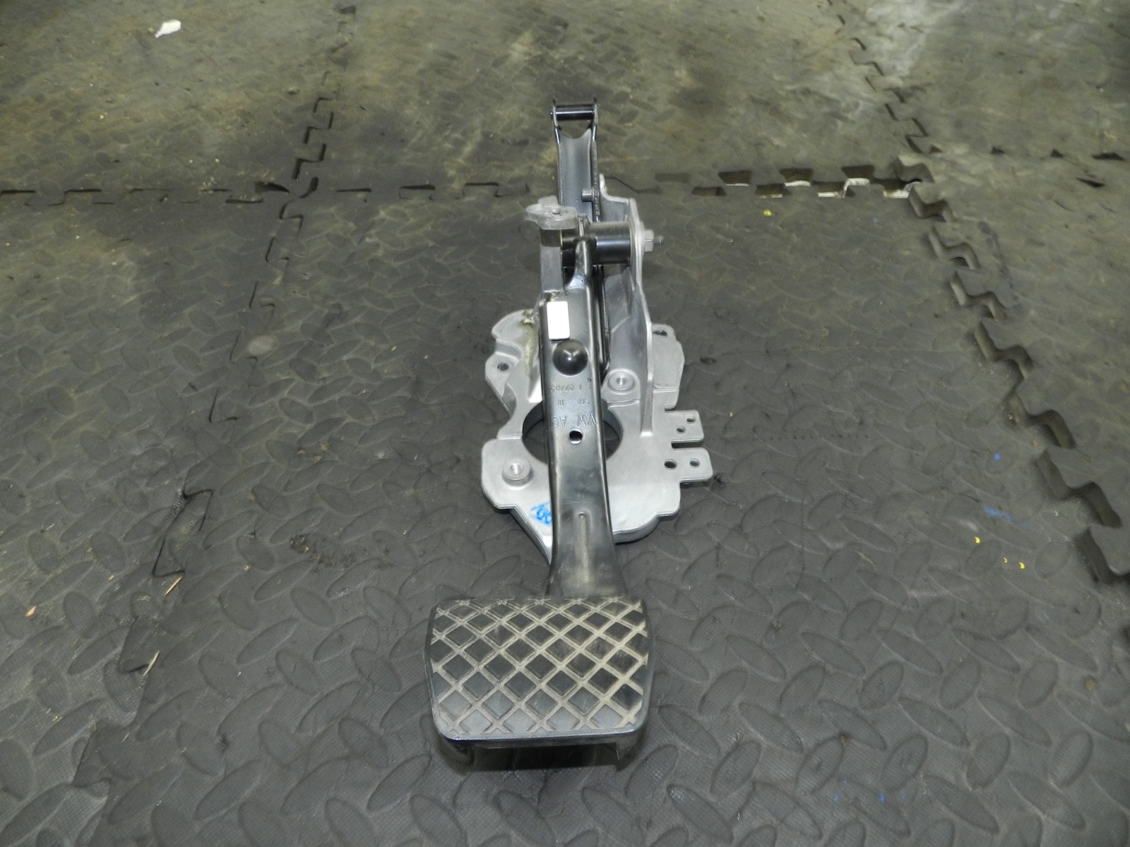 179. 2006 VOLKSWAGEN TOURAN. BRAKE PEDAL AUTOMATIC