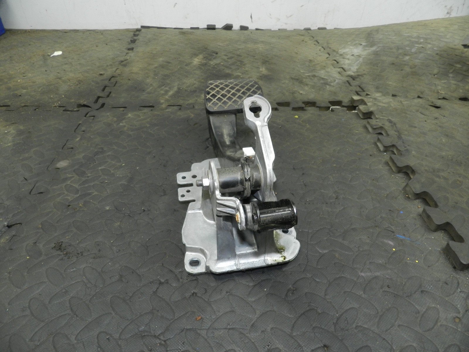 179. 2006 VOLKSWAGEN TOURAN. BRAKE PEDAL AUTOMATIC - Image 3