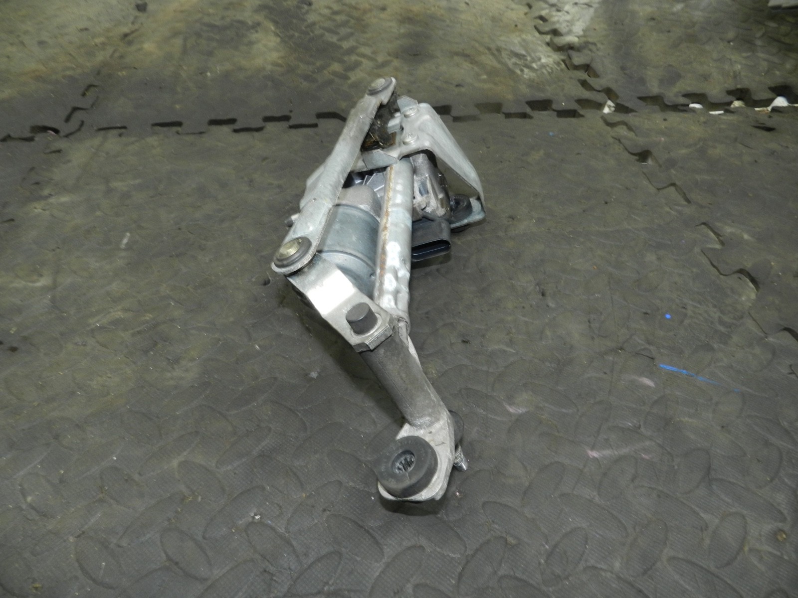 179. 2006 VOLKSWAGEN TOURAN. PASSENGER SIDE WIPER MOTOR - Image 4