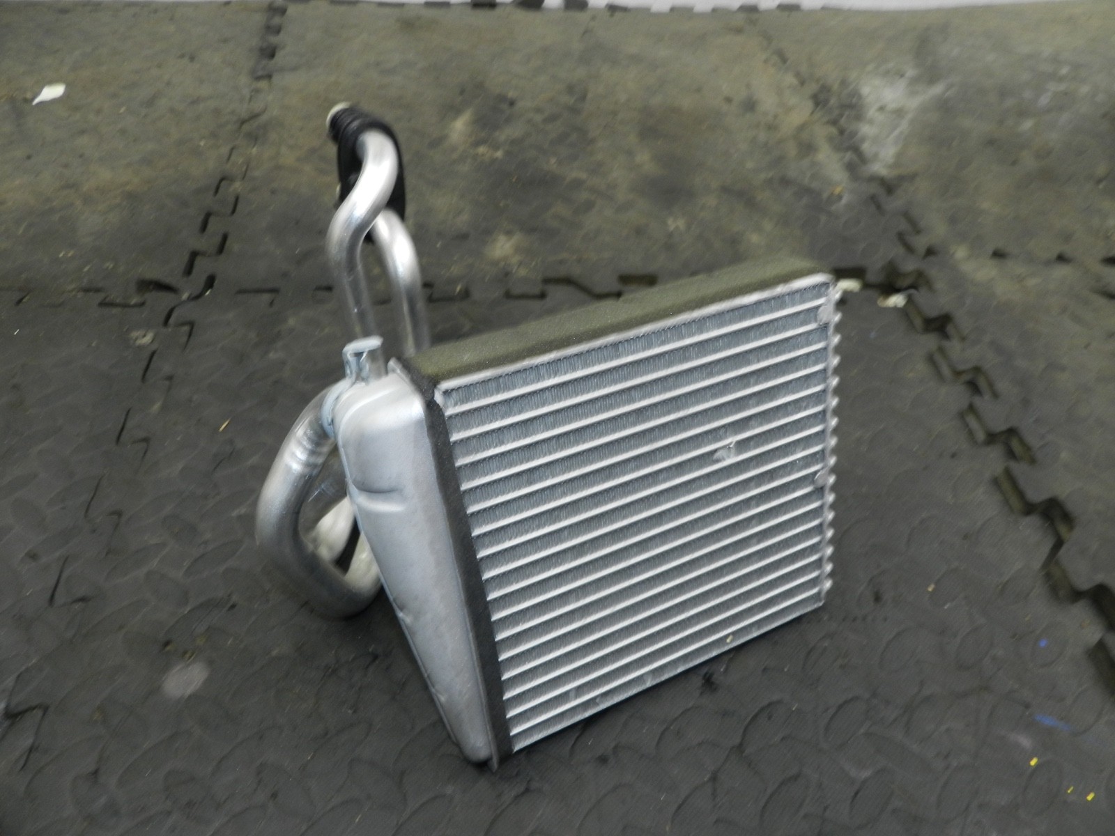 179. 2006 VOLKSWAGEN TOURAN. HEATER MATRIX CORE RADIATOR