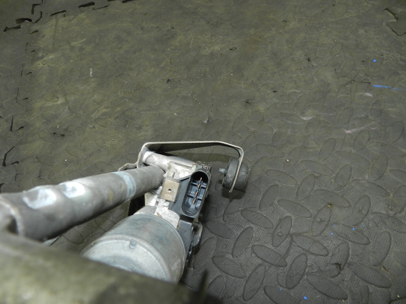179. 2006 VOLKSWAGEN TOURAN. PASSENGER SIDE WIPER MOTOR - Image 6