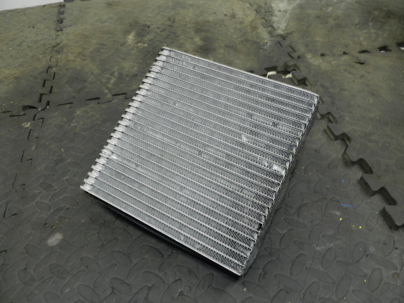179. 2006 VOLKSWAGEN TOURAN. AIR CON MATRIX CORE RADIATOR