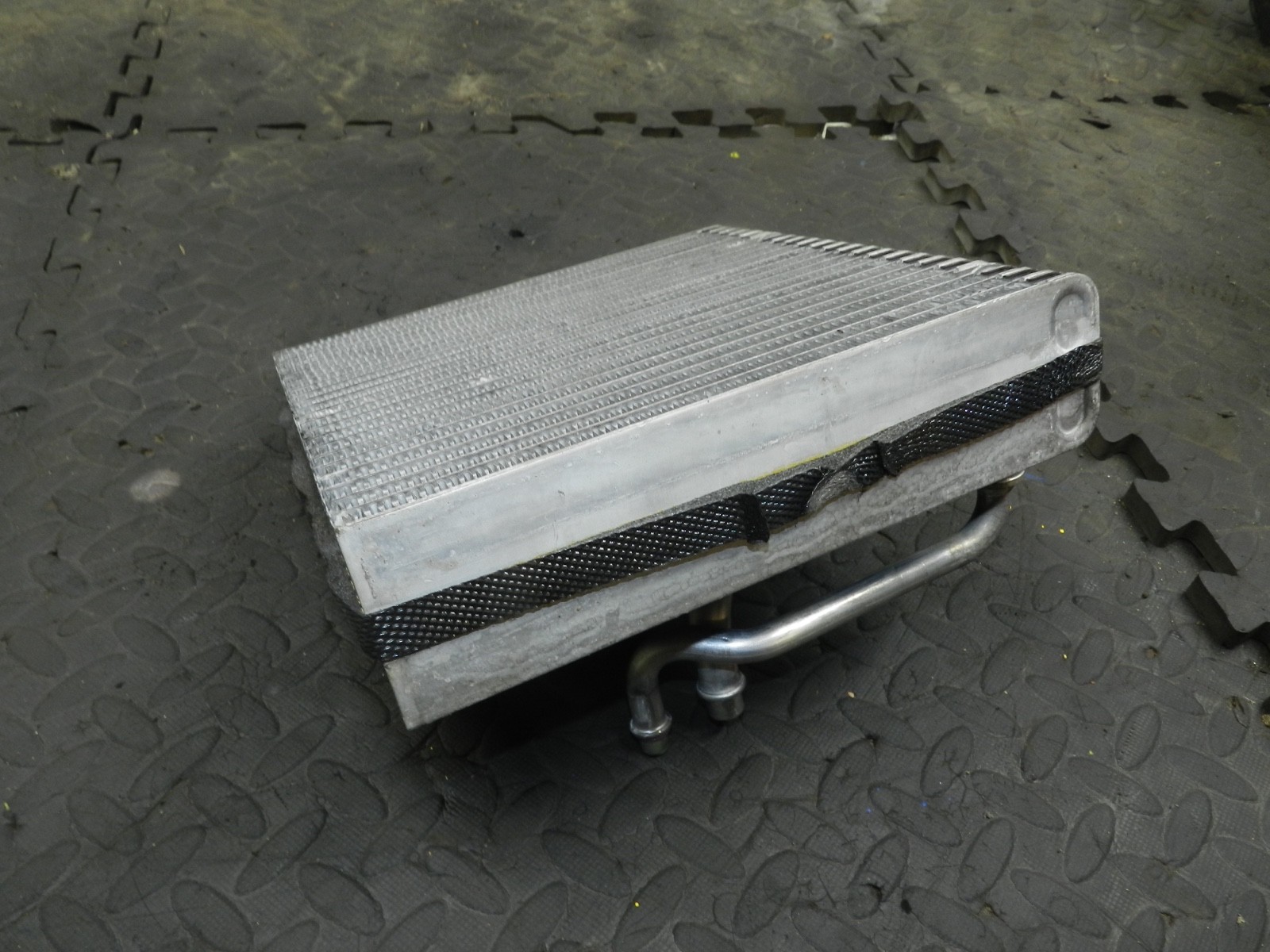 179. 2006 VOLKSWAGEN TOURAN. AIR CON MATRIX CORE RADIATOR - Image 2