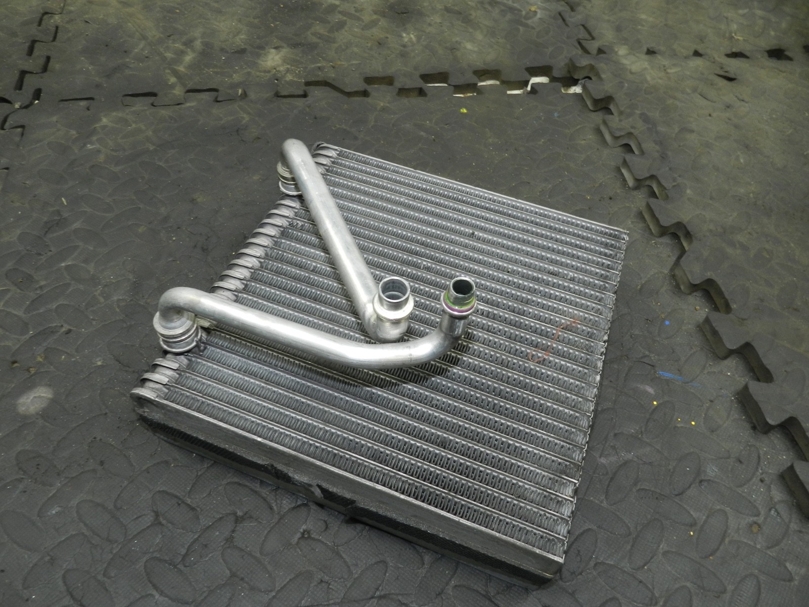179. 2006 VOLKSWAGEN TOURAN. AIR CON MATRIX CORE RADIATOR - Image 4