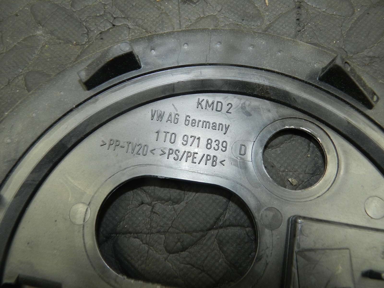 179. 2006 VOLKSWAGEN TOURAN. FUEL PUMP COVER TRIM - Image 3