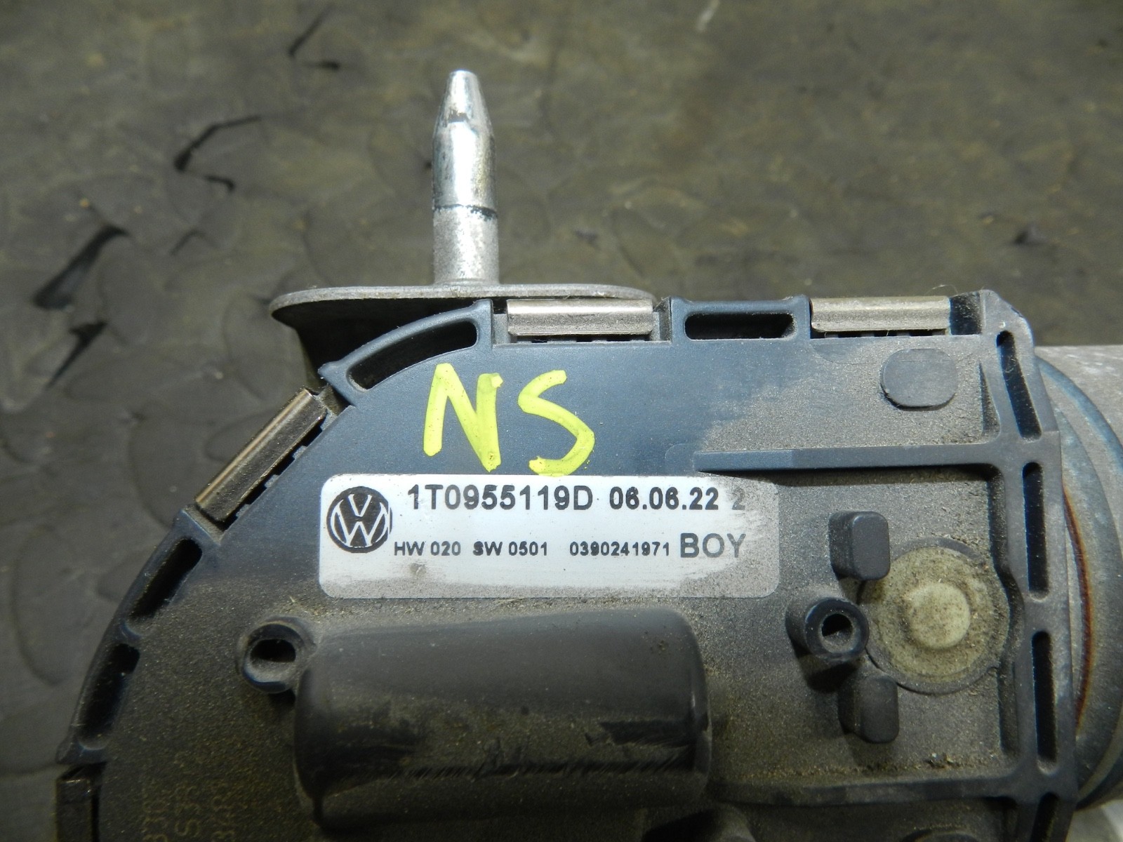 179. 2006 VOLKSWAGEN TOURAN. PASSENGER SIDE WIPER MOTOR - Image 7