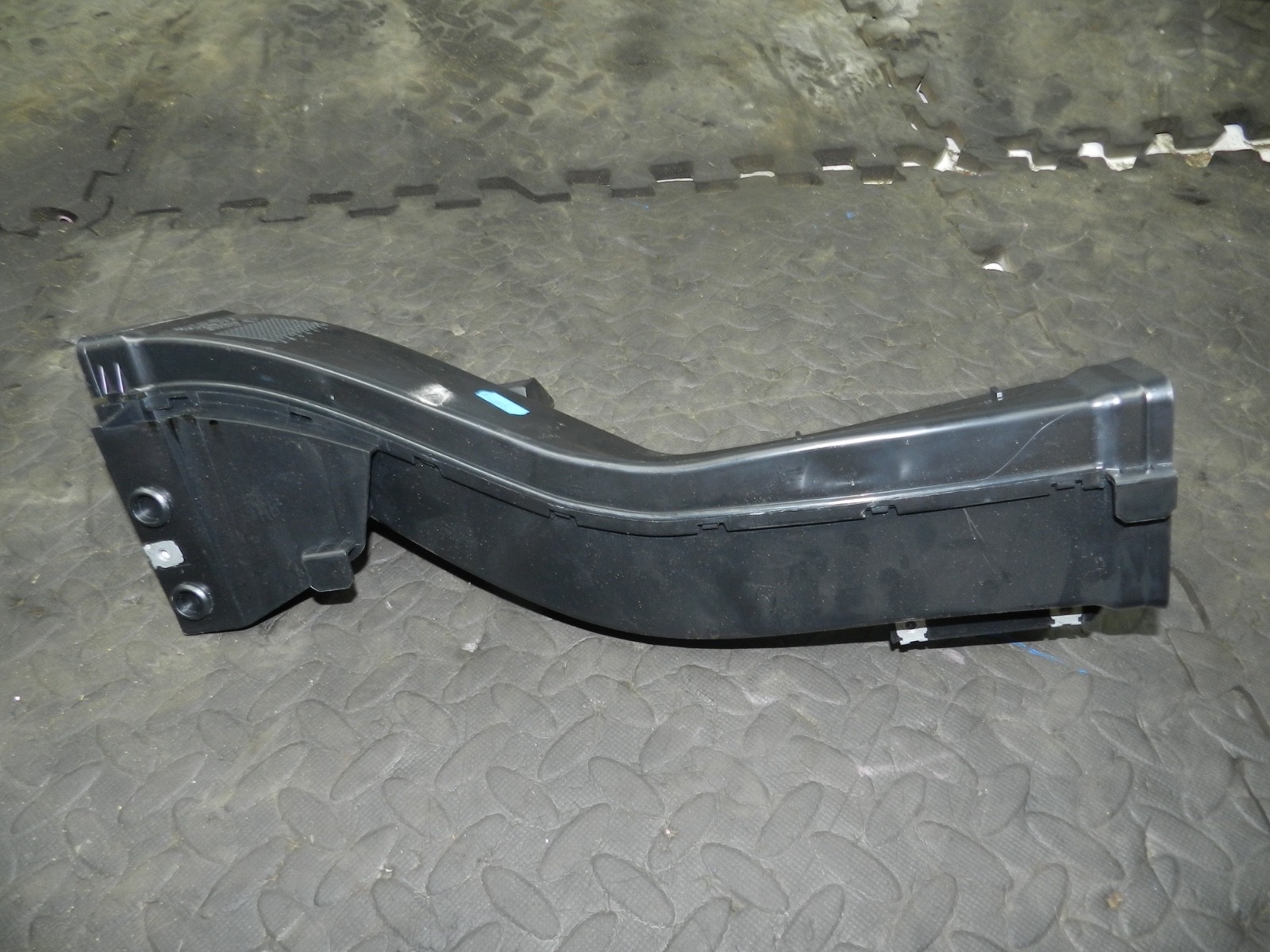 179. 2006 VOLKSWAGEN TOURAN. CENTRE CONSOLE AIR DUCT HEATER