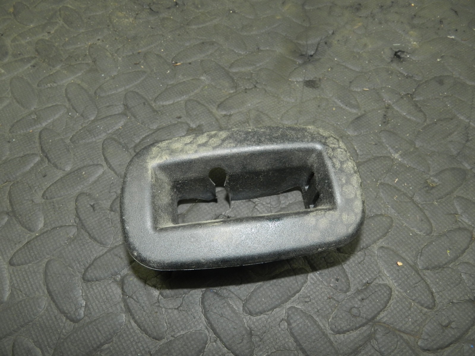 179. 2006 VOLKSWAGEN TOURAN. REAR SEAT FRAME SURROUND