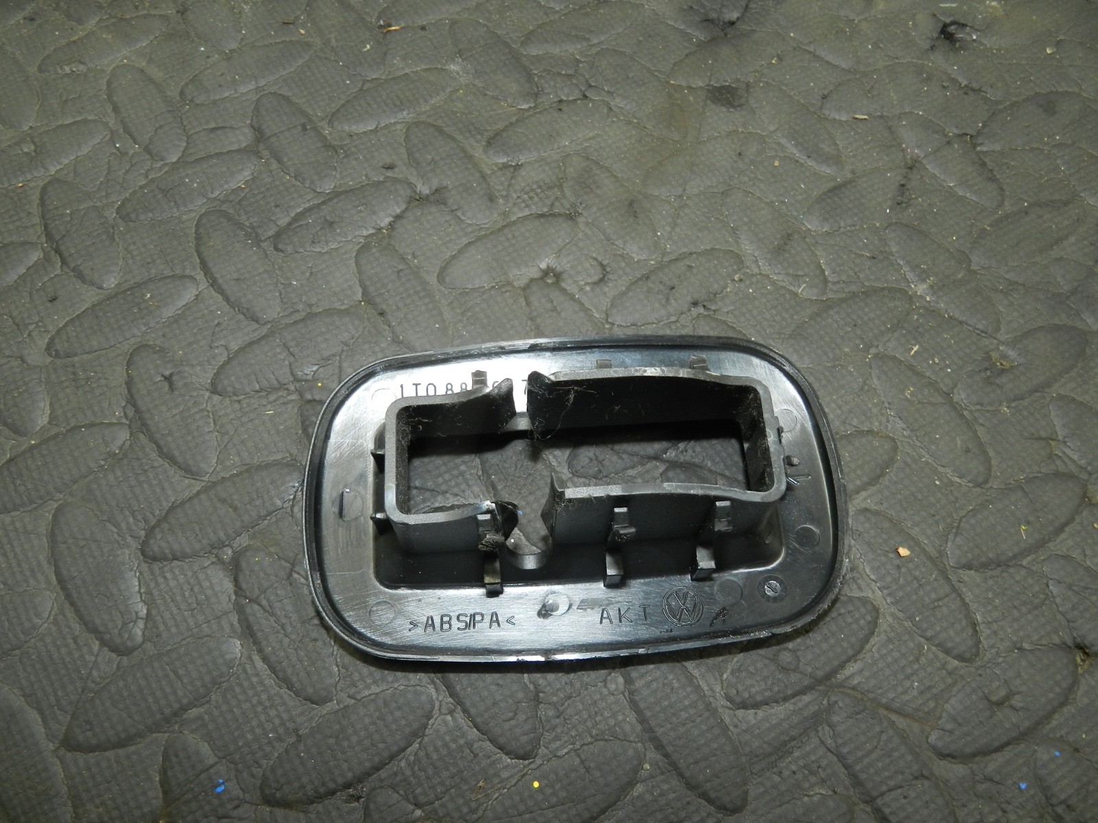 179. 2006 VOLKSWAGEN TOURAN. REAR SEAT FRAME SURROUND - Image 2