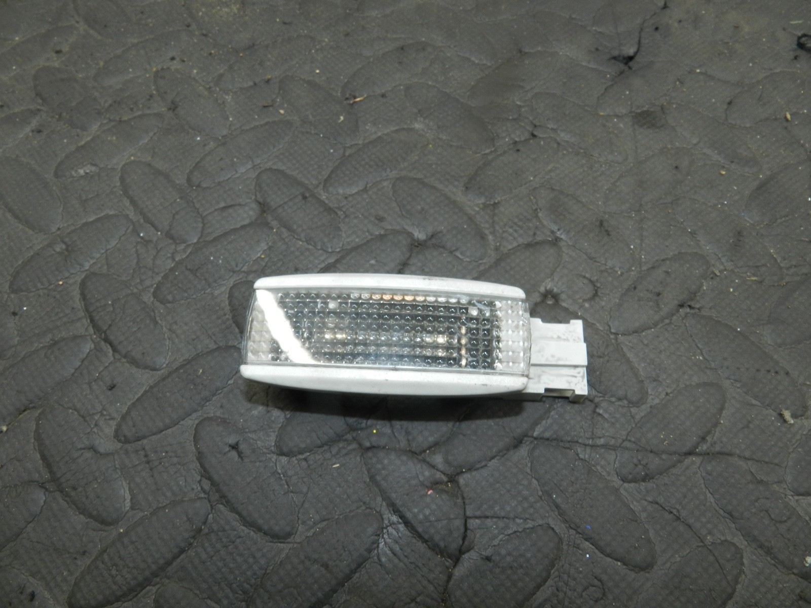 179. 2006 VOLKSWAGEN TOURAN. INTERIOR LIGHT