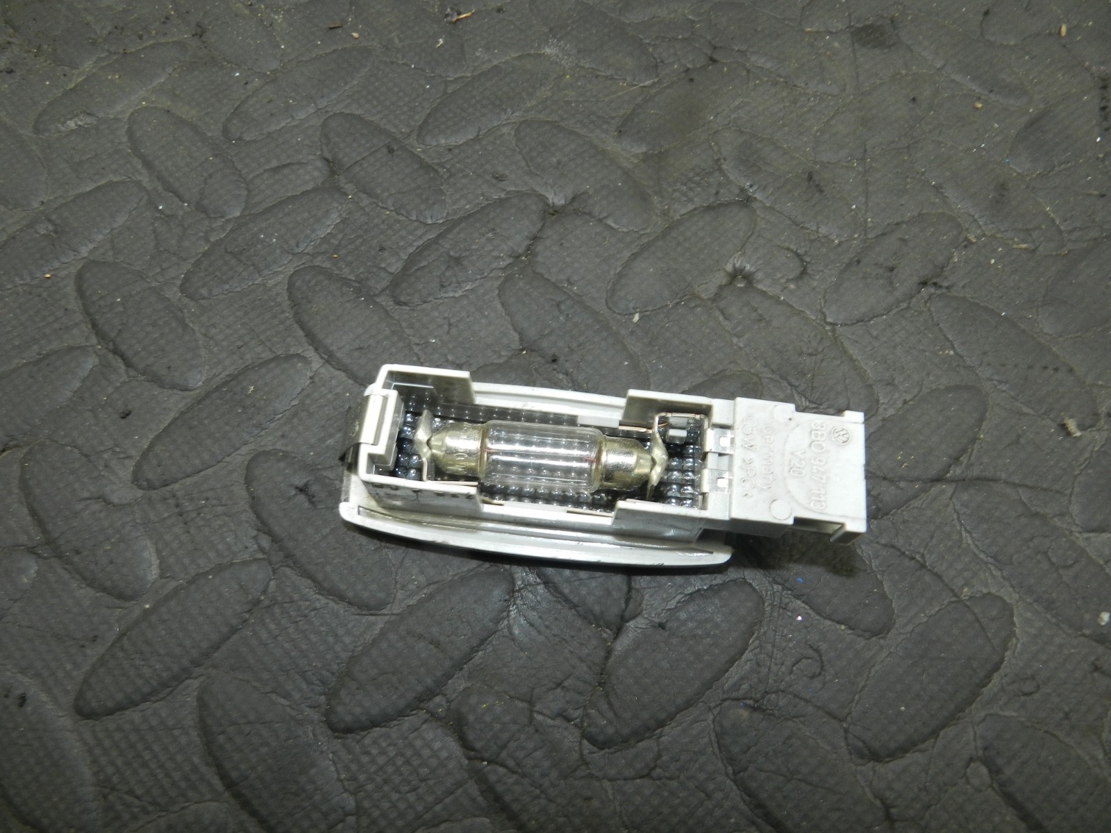 179. 2006 VOLKSWAGEN TOURAN. INTERIOR LIGHT - Image 2