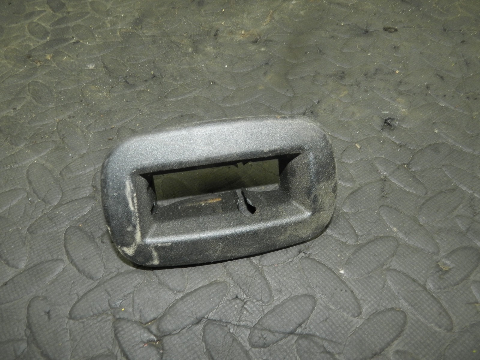 179. 2006 VOLKSWAGEN TOURAN. REAR SEAT FRAME SURROUND