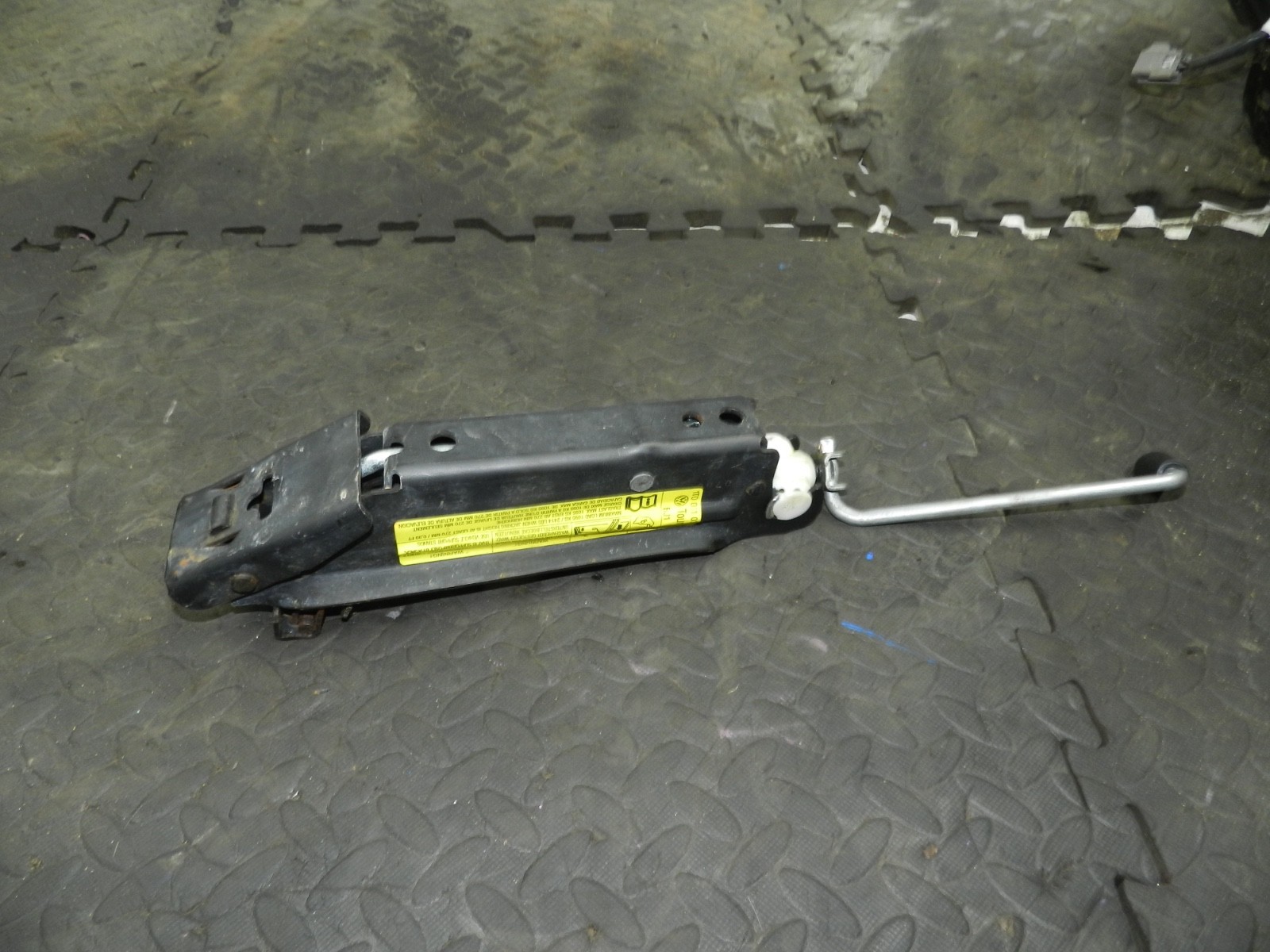 179. 2006 VOLKSWAGEN TOURAN. EMERGENCY JACK