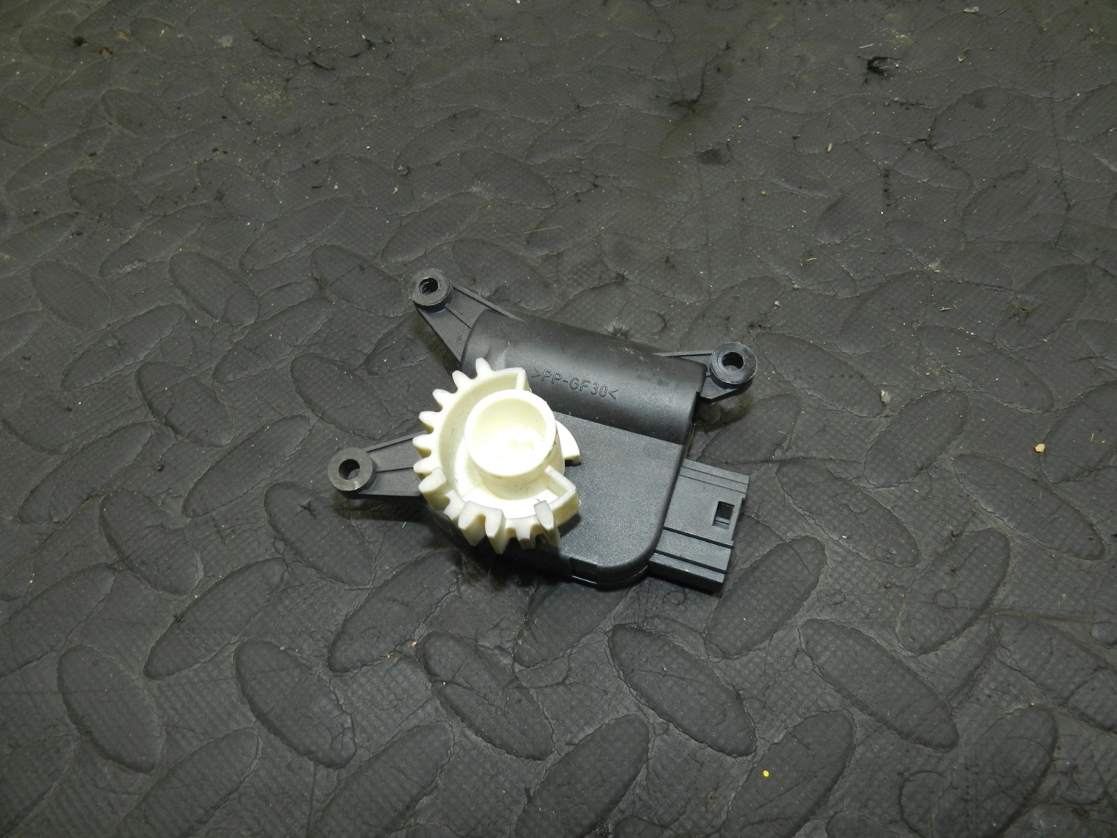 179. 2006 VOLKSWAGEN TOURAN. HEATER CONTROL FLAP ACTUATOR