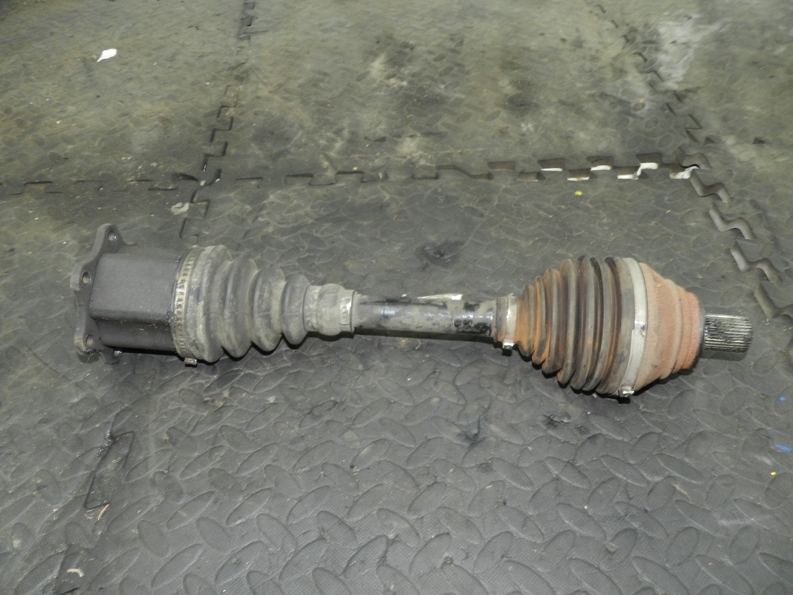179. 2006 VOLKSWAGEN TOURAN. AUTOMATIC DRIVE SHAFT