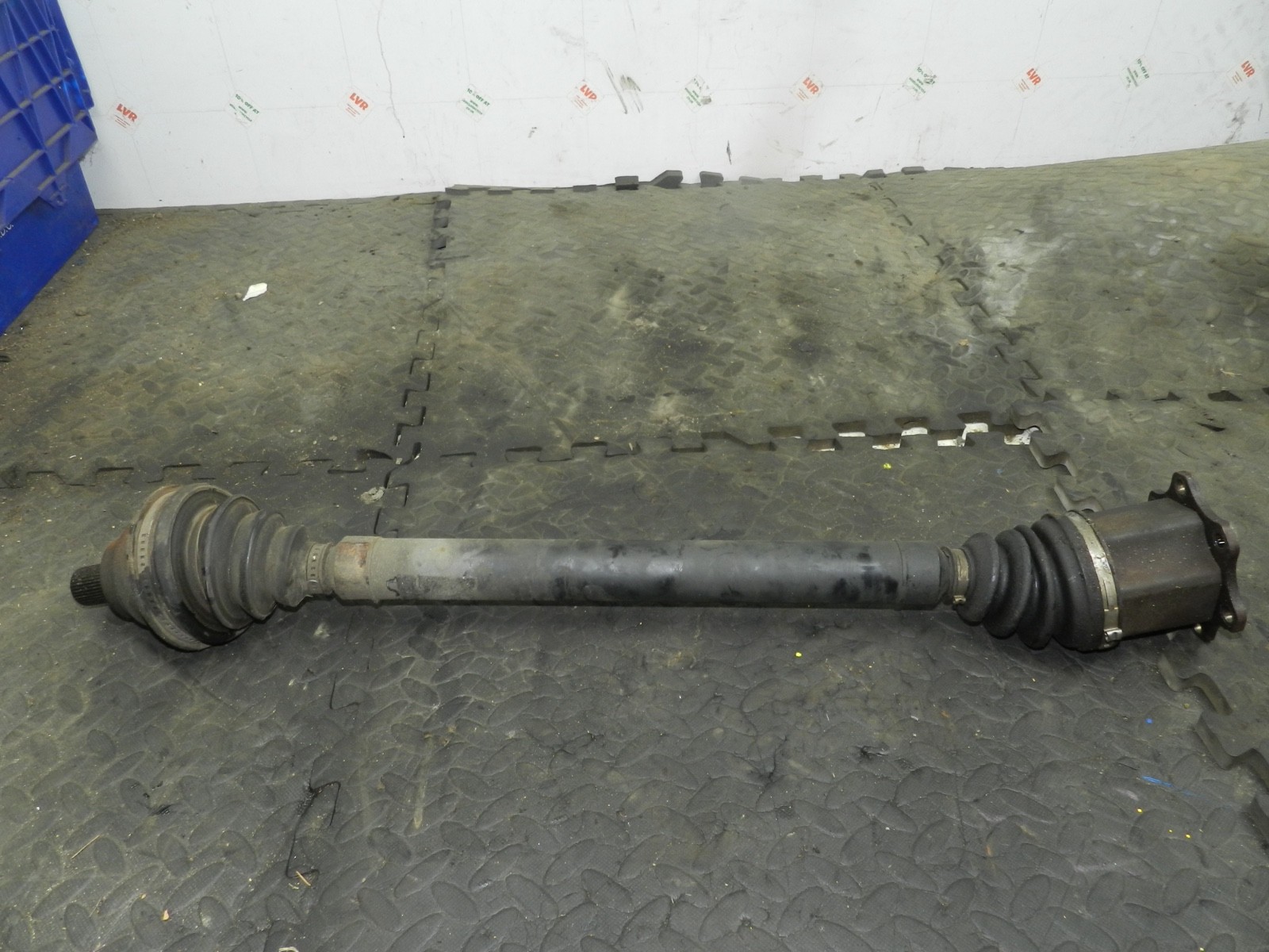 179. 2006 VOLKSWAGEN TOURAN. AUTOMATIC DRIVE SHAFT