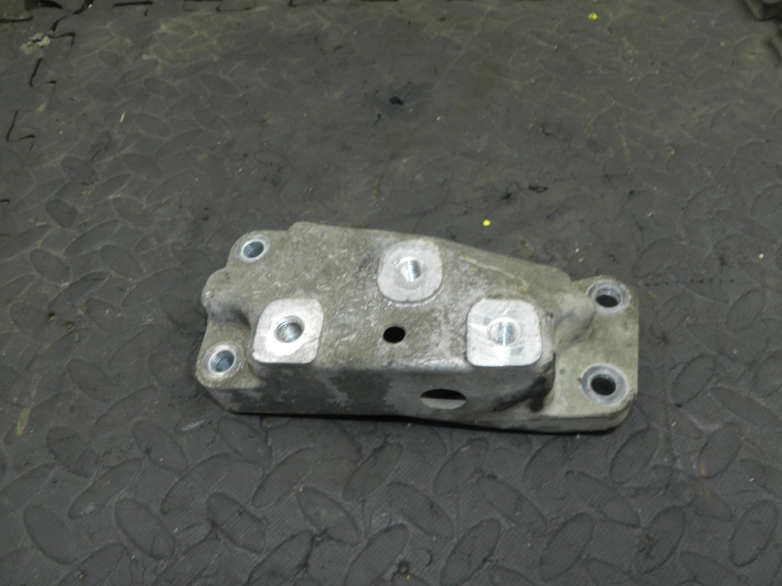 179. 2006 VOLKSWAGEN TOURAN. ENGINE MOUNT