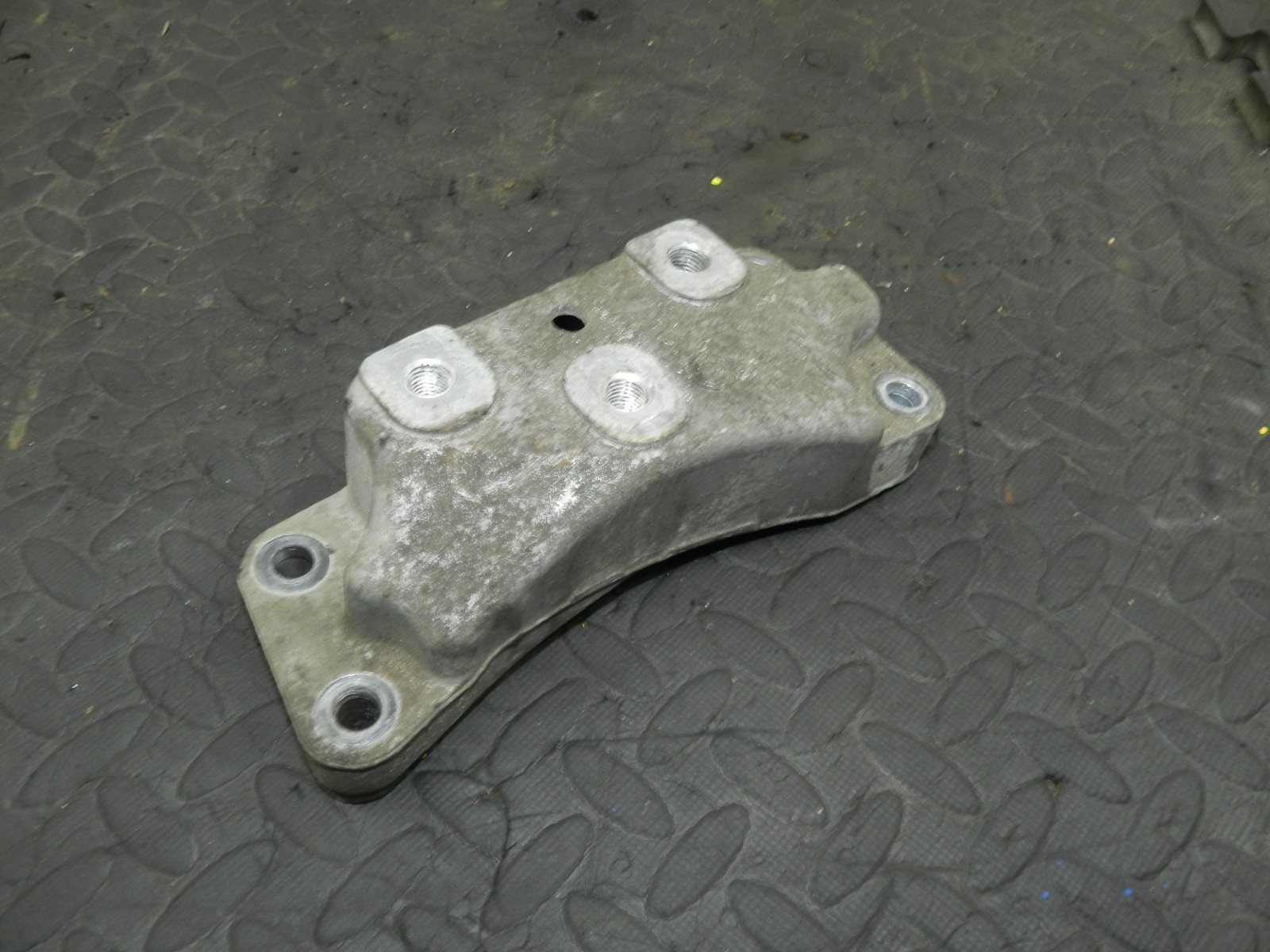 179. 2006 VOLKSWAGEN TOURAN. ENGINE MOUNT - Image 2