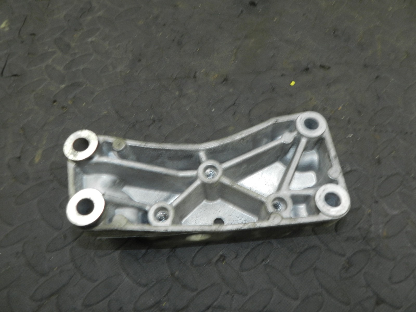 179. 2006 VOLKSWAGEN TOURAN. ENGINE MOUNT - Image 3