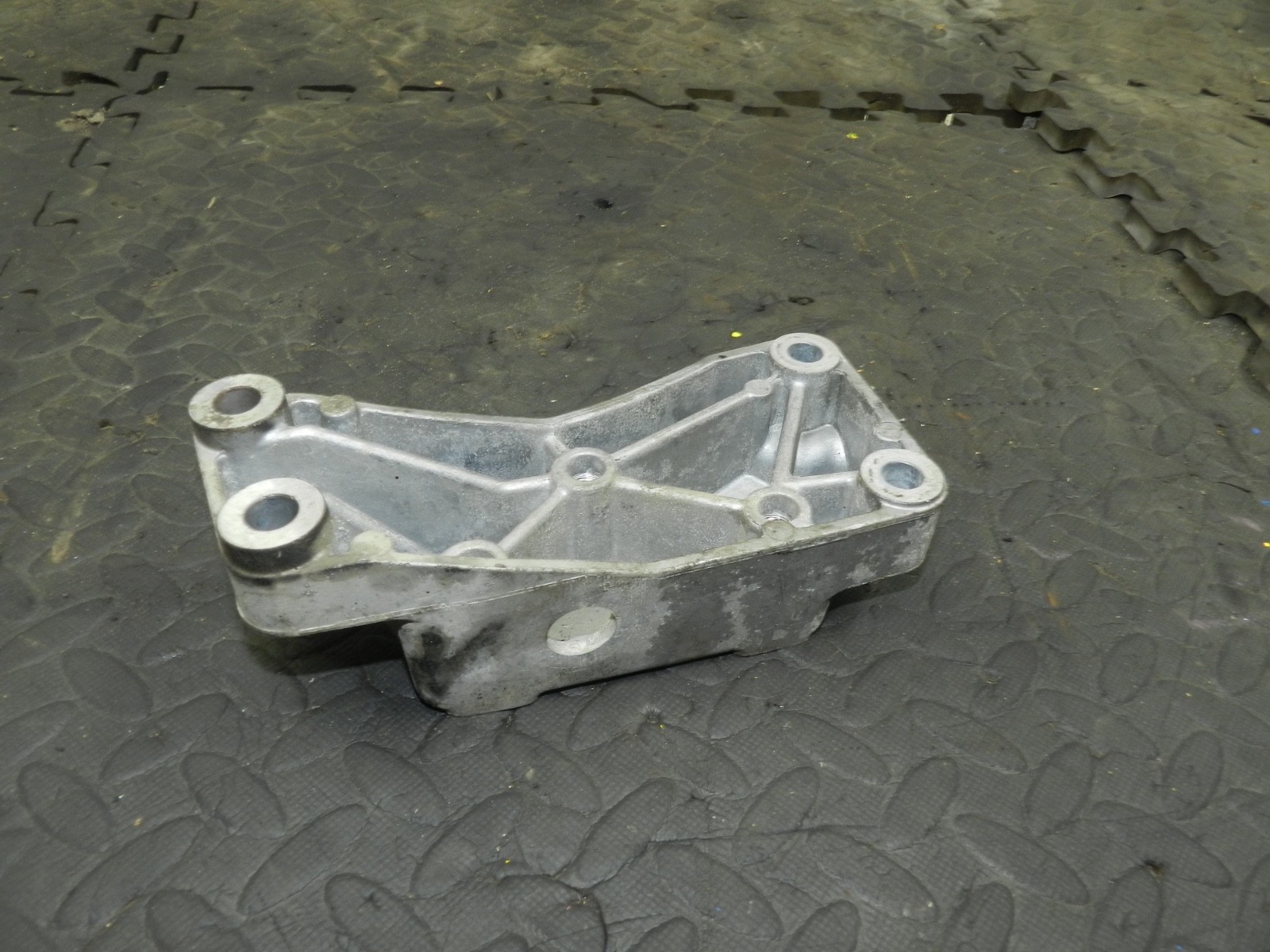 179. 2006 VOLKSWAGEN TOURAN. ENGINE MOUNT - Image 4