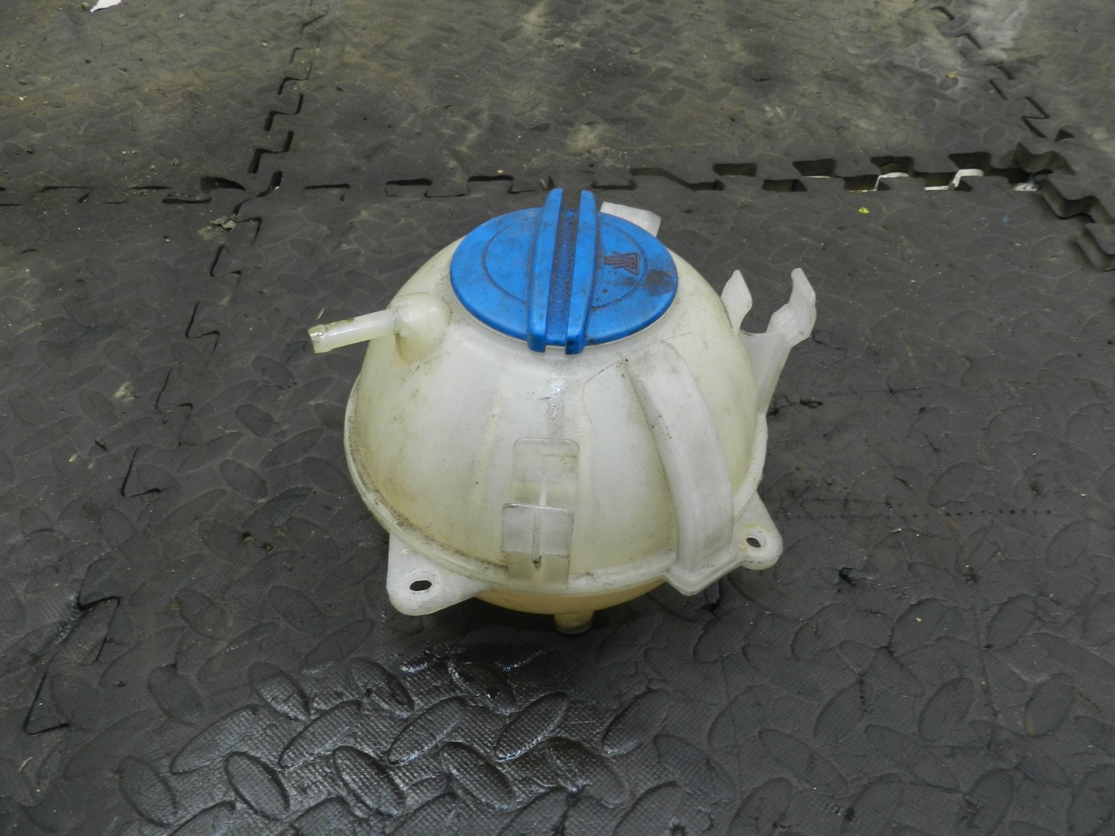 179. 2006 VOLKSWAGEN TOURAN. COOLANT BOTTLE TANK RESERVOIR - Image 2
