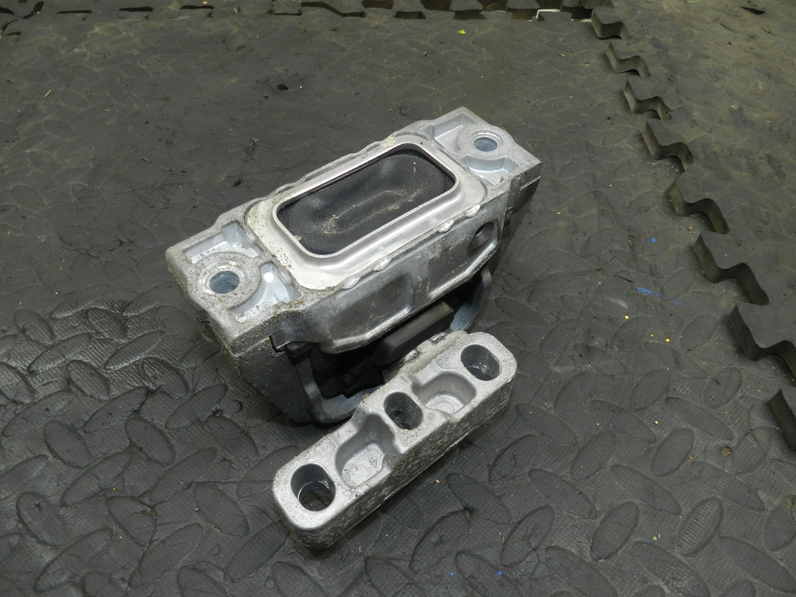 179. 2006 VOLKSWAGEN TOURAN. ENGINE MOUNT