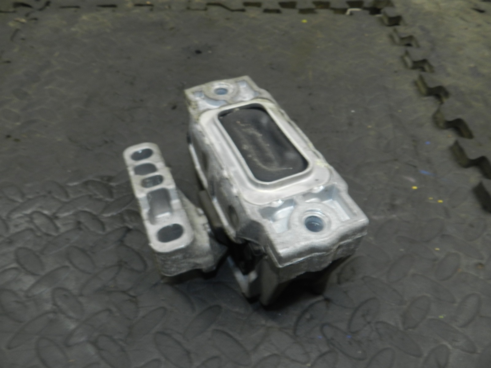 179. 2006 VOLKSWAGEN TOURAN. ENGINE MOUNT - Image 2