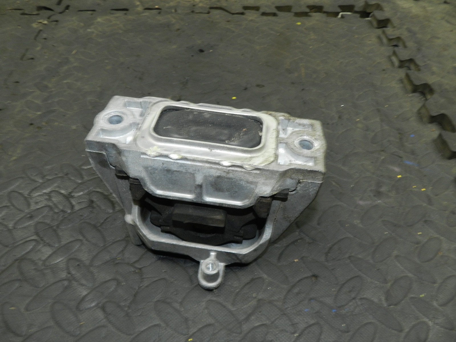 179. 2006 VOLKSWAGEN TOURAN. ENGINE MOUNT - Image 3