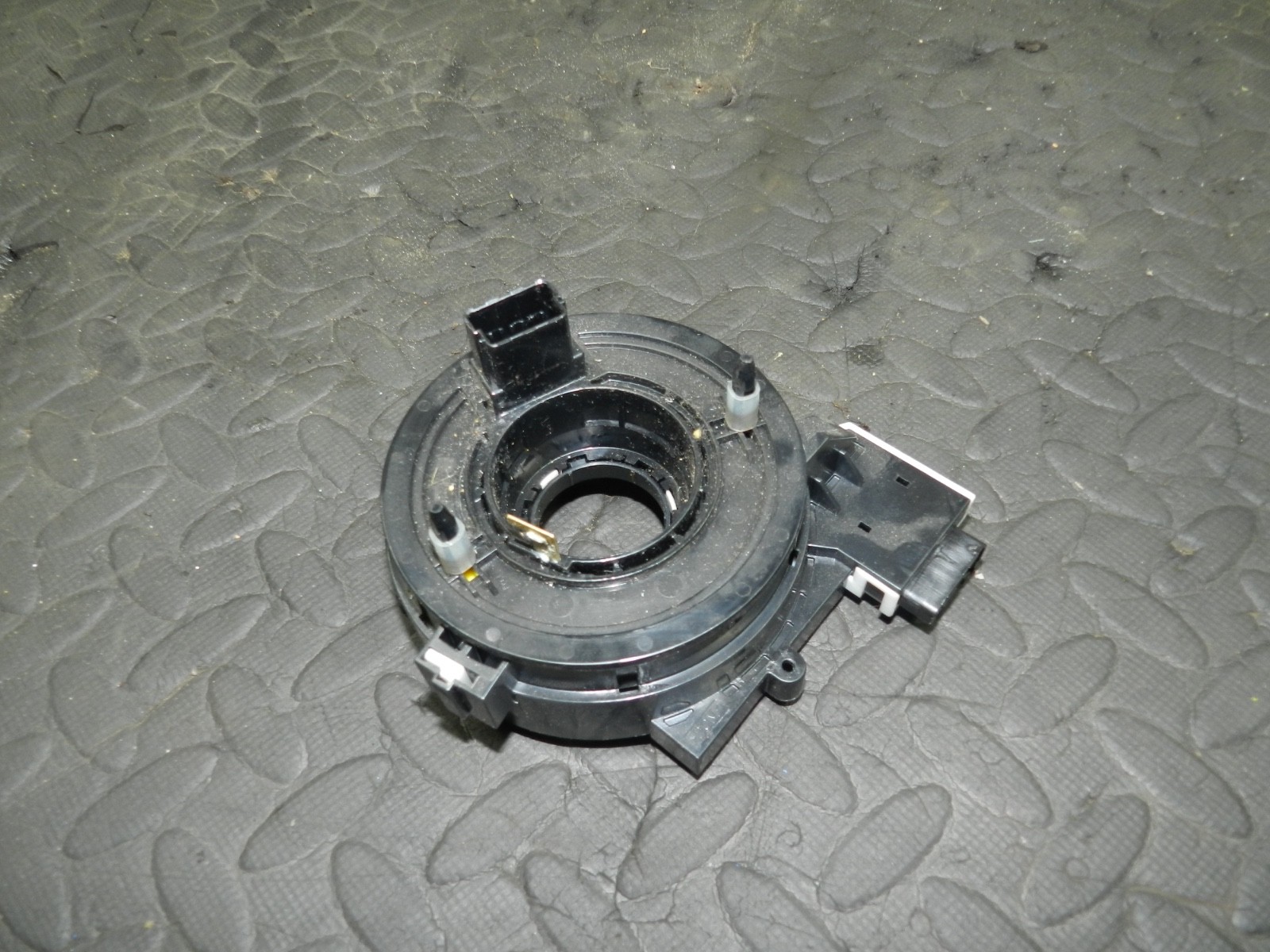 179. 2006 VOLKSWAGEN TOURAN. AIR BAG QUIB CLOCK RING