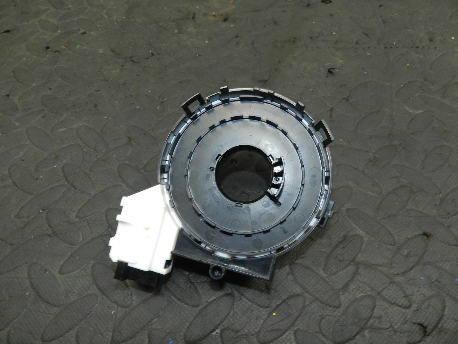 179. 2006 VOLKSWAGEN TOURAN. AIR BAG QUIB CLOCK RING - Image 3
